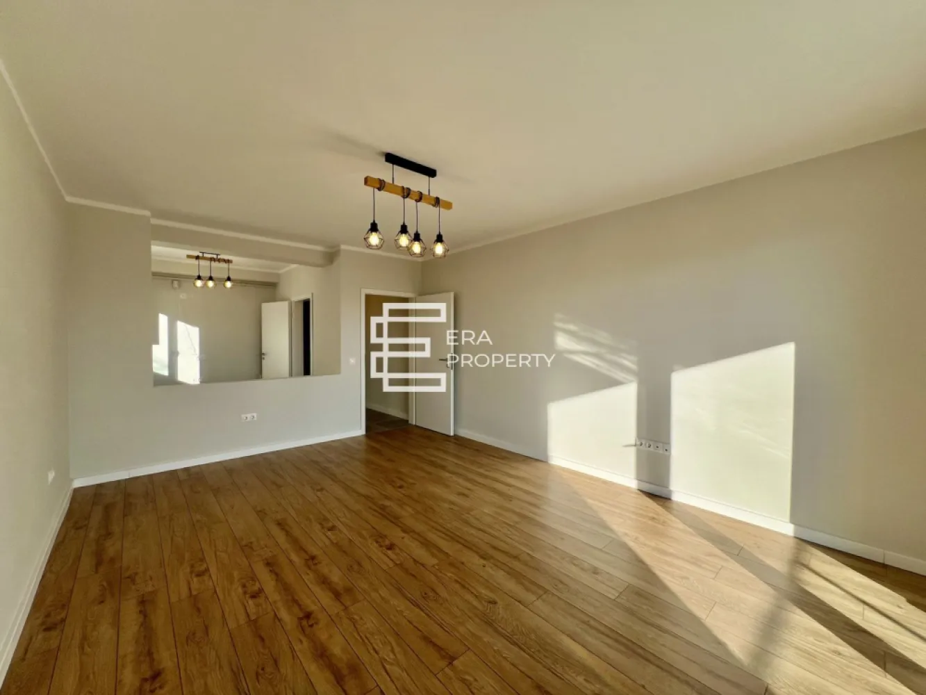 Apartament 2 camere la cheie,intabulat, logie 7,42 mp | DaVinci Homes - Locuință practică și luminoasă, cu bucătărie separată, baie cu geam și balcon tip logie

Agenția vă propune spre vânzare un apartament cu 2 camere, situat la parterul înalt al unei vile cu regim redus de înălțime P+2E, într-un ansamblu rezidențial modern și aerisit.

Apartamentul are o suprafață utilă de 𝟓𝟐,𝟐𝟔 𝐦𝐩, la care se adaugă un balcon tip 𝐥𝐨𝐠𝐢𝐞 𝐝𝐞 𝟕,𝟒𝟐 𝐦𝐩, ideal pentru relaxare și spațiu suplimentar de utilizare.
Compartimentarea este eficientă și potrivită pentru locuire confortabilă: hol de acces; living cu ieșire pe balcon; bucătărie separată; dormitor; baie cu aerisire naturală.

Locuința se predă 𝐟𝐢𝐧𝐢𝐬𝐚𝐭𝐚̆ 𝐥𝐚 𝐜𝐡𝐞𝐢𝐞, fiind o variantă potrivită atât pentru locuință proprie, cât și pentru investiție.
Ansamblul se remarcă prin construcții cu regim redus de înălțime, spații verzi generoase, acces facil și un cadru de locuire liniștit, potrivit pentru cei care caută confort și calitate într-o zonă bine conectată.

𝐂𝐨𝐦𝐢𝐬𝐢𝐨𝐧 𝟎% 𝐥𝐚 𝐚𝐜𝐡𝐢𝐳𝐢𝐭̦𝐢𝐨𝐧𝐚𝐫𝐞.
𝐏𝐫𝐞𝐝𝐚𝐫𝐞 𝐥𝐚 𝐜𝐡𝐞𝐢𝐞: 𝟏𝟎𝟎.𝟎𝟎𝟎 € (𝐓𝐕𝐀 𝐢𝐧𝐜𝐥𝐮𝐬)

Pentru mai multe detalii, te invităm să ne contactezi!
𝐅𝐨𝐭𝐨𝐠𝐫𝐚𝐟𝐢𝐢𝐥𝐞 𝐬𝐮𝐧𝐭 𝐜𝐮 𝐭𝐢𝐭𝐥𝐮 𝐢𝐧𝐟𝐨𝐫𝐦𝐚𝐭𝐢𝐯 𝐬̦𝐢 𝐩𝐫𝐨𝐯𝐢𝐧 𝐝𝐞 𝐥𝐚 𝐮𝐧 𝐚𝐩𝐚𝐫𝐭𝐚𝐦𝐞𝐧𝐭 𝐬𝐢𝐦𝐢𝐥𝐚𝐫 𝐝𝐢𝐧 𝐚𝐜𝐞𝐥𝐚𝐬̦𝐢 𝐚𝐧𝐬𝐚𝐦𝐛𝐥𝐮 𝐫𝐞𝐳𝐢𝐝𝐞𝐧𝐭̦𝐢𝐚𝐥.