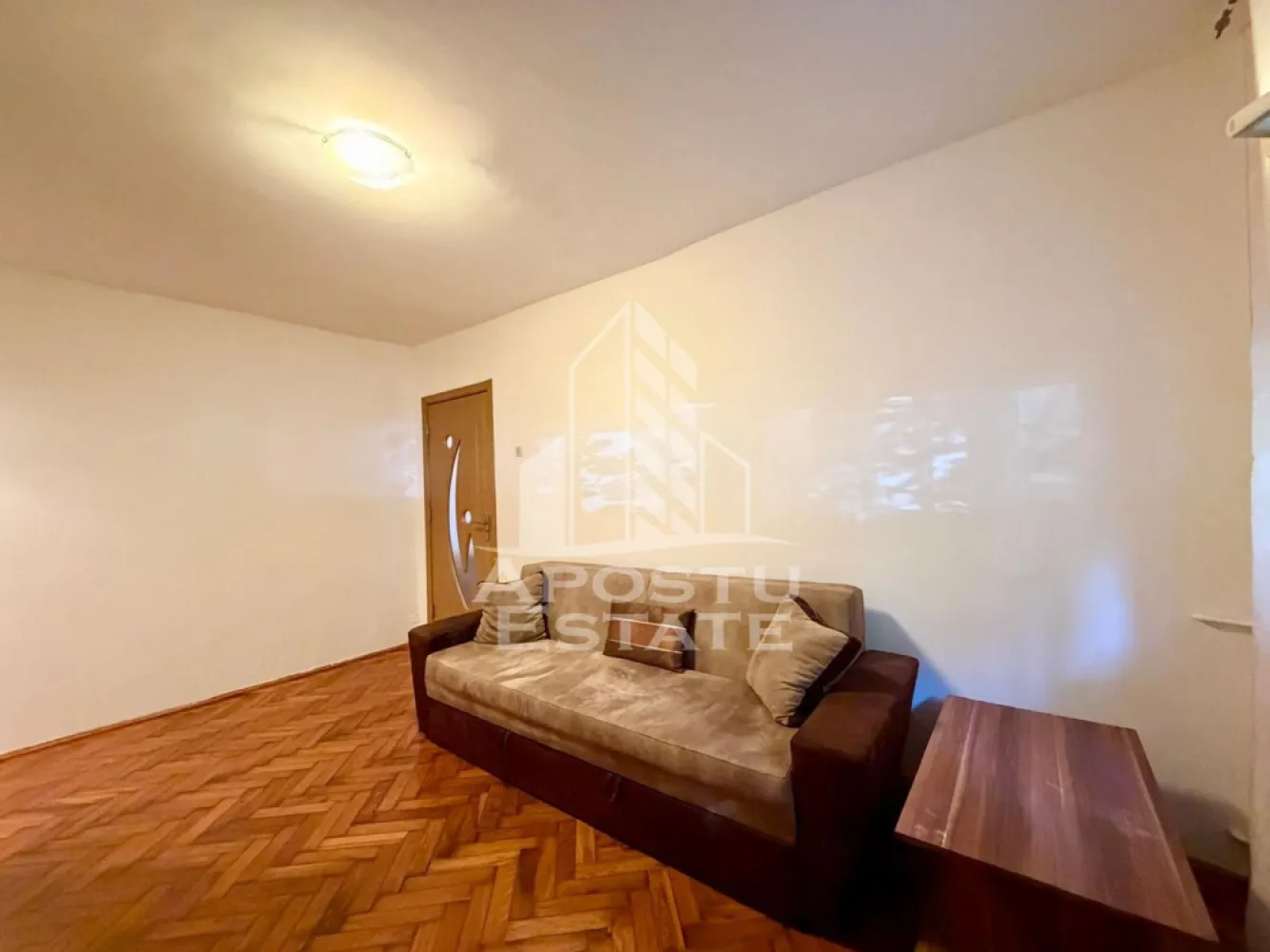Apartament 3 camere de vanzare, parter, zona Dacia, Timisoara - Agentia imobiliara APOSTU ESTATE va propune spre vanzare un apartament semidecomandat spatios si elegant cu 3 camere de 50 mp, situat la parterul unui imobil de 4 etaje in zona Dacia din Timisoara, o zona linistita si foarte bine conectata. Aceasta proprietate este ideala pentru familii sau pentru cei care isi doresc un apartament bine compartimentat, confortabil si potrivit atat pentru locuinta proprie, cat si pentru investitie imobiliara.

Detalii generale:
- Suprafata utila: 50 mp
- Etaj: Parter/4

Compartimentare:
- Hol de acces generos
- Bucatarie complet mobilata si utilata
- Living luminos si spatios
- Dormitor matrimonial 
- O a doua camera
- Baie cu cada si geam

Confort si dotari:
- Apartamentul beneficiaza de incalzire prin termoficare
- Rulouri la geamuri
- Contorul de curent este nou

Localizare:
Zona este foarte linistita, cu acces rapid catre oras si multiple puncte de interes: supermarket-uri, piata, farmacii, scoli, gradinite, restaurante si mijloace de transport in comun. In apropiere se afla Iulius Mall, ceea ce creste atractivitatea proprietatii atat pentru locuit, cat si pentru inchiriere.

Agentia Apostu Estate va ofera consultata bancara gratuita prin intermediul colaboratorilor nostri si broker de credite pentru alegerea celui mai potrivit tip de credit, astfel incat dvs sa deveniti proprietar in cel mai scurt timp posibil.

Programeaza o vizionare chiar astazi si descopera avantajele acestui apartament spatios din Dacia!
ID intern: CP3157092!