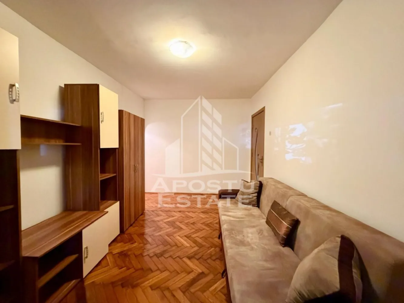 Apartament 3 camere de vanzare, parter, zona Dacia, Timisoara - Agentia imobiliara APOSTU ESTATE va propune spre vanzare un apartament semidecomandat spatios si elegant cu 3 camere de 50 mp, situat la parterul unui imobil de 4 etaje in zona Dacia din Timisoara, o zona linistita si foarte bine conectata. Aceasta proprietate este ideala pentru familii sau pentru cei care isi doresc un apartament bine compartimentat, confortabil si potrivit atat pentru locuinta proprie, cat si pentru investitie imobiliara.

Detalii generale:
- Suprafata utila: 50 mp
- Etaj: Parter/4

Compartimentare:
- Hol de acces generos
- Bucatarie complet mobilata si utilata
- Living luminos si spatios
- Dormitor matrimonial 
- O a doua camera
- Baie cu cada si geam

Confort si dotari:
- Apartamentul beneficiaza de incalzire prin termoficare
- Rulouri la geamuri
- Contorul de curent este nou

Localizare:
Zona este foarte linistita, cu acces rapid catre oras si multiple puncte de interes: supermarket-uri, piata, farmacii, scoli, gradinite, restaurante si mijloace de transport in comun. In apropiere se afla Iulius Mall, ceea ce creste atractivitatea proprietatii atat pentru locuit, cat si pentru inchiriere.

Agentia Apostu Estate va ofera consultata bancara gratuita prin intermediul colaboratorilor nostri si broker de credite pentru alegerea celui mai potrivit tip de credit, astfel incat dvs sa deveniti proprietar in cel mai scurt timp posibil.

Programeaza o vizionare chiar astazi si descopera avantajele acestui apartament spatios din Dacia!
ID intern: CP3157092!