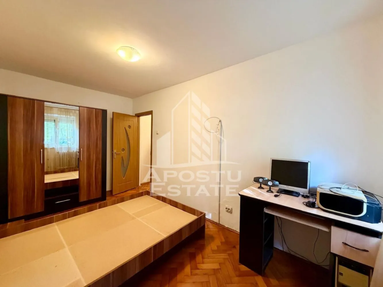 Apartament 3 camere de vanzare, parter, zona Dacia, Timisoara - Agentia imobiliara APOSTU ESTATE va propune spre vanzare un apartament semidecomandat spatios si elegant cu 3 camere de 50 mp, situat la parterul unui imobil de 4 etaje in zona Dacia din Timisoara, o zona linistita si foarte bine conectata. Aceasta proprietate este ideala pentru familii sau pentru cei care isi doresc un apartament bine compartimentat, confortabil si potrivit atat pentru locuinta proprie, cat si pentru investitie imobiliara.

Detalii generale:
- Suprafata utila: 50 mp
- Etaj: Parter/4

Compartimentare:
- Hol de acces generos
- Bucatarie complet mobilata si utilata
- Living luminos si spatios
- Dormitor matrimonial 
- O a doua camera
- Baie cu cada si geam

Confort si dotari:
- Apartamentul beneficiaza de incalzire prin termoficare
- Rulouri la geamuri
- Contorul de curent este nou

Localizare:
Zona este foarte linistita, cu acces rapid catre oras si multiple puncte de interes: supermarket-uri, piata, farmacii, scoli, gradinite, restaurante si mijloace de transport in comun. In apropiere se afla Iulius Mall, ceea ce creste atractivitatea proprietatii atat pentru locuit, cat si pentru inchiriere.

Agentia Apostu Estate va ofera consultata bancara gratuita prin intermediul colaboratorilor nostri si broker de credite pentru alegerea celui mai potrivit tip de credit, astfel incat dvs sa deveniti proprietar in cel mai scurt timp posibil.

Programeaza o vizionare chiar astazi si descopera avantajele acestui apartament spatios din Dacia!
ID intern: CP3157092!