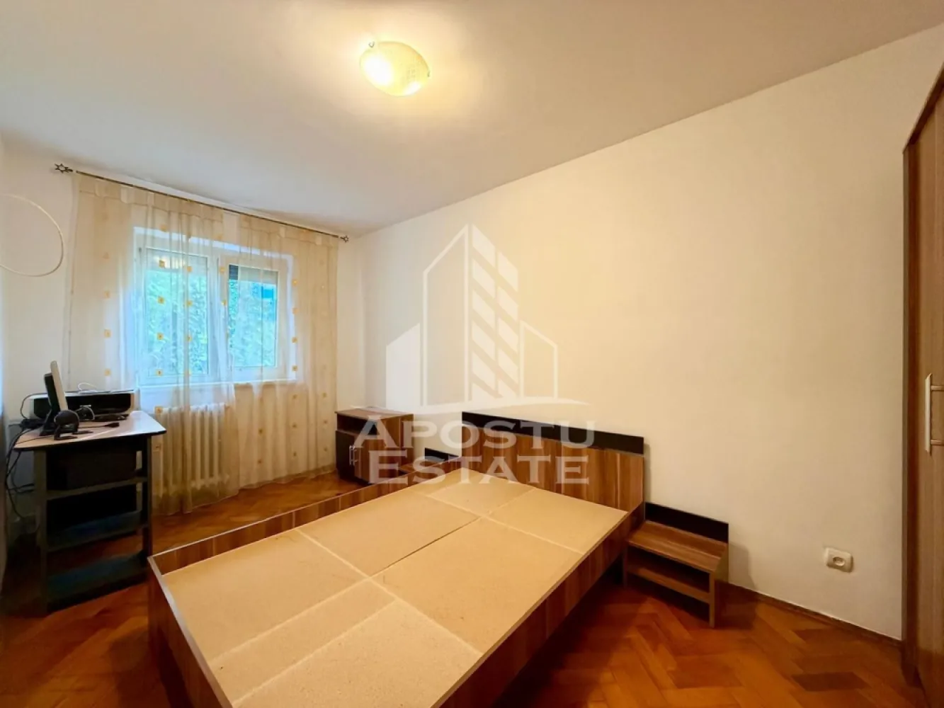 Apartament 3 camere de vanzare, parter, zona Dacia, Timisoara - Agentia imobiliara APOSTU ESTATE va propune spre vanzare un apartament semidecomandat spatios si elegant cu 3 camere de 50 mp, situat la parterul unui imobil de 4 etaje in zona Dacia din Timisoara, o zona linistita si foarte bine conectata. Aceasta proprietate este ideala pentru familii sau pentru cei care isi doresc un apartament bine compartimentat, confortabil si potrivit atat pentru locuinta proprie, cat si pentru investitie imobiliara.

Detalii generale:
- Suprafata utila: 50 mp
- Etaj: Parter/4

Compartimentare:
- Hol de acces generos
- Bucatarie complet mobilata si utilata
- Living luminos si spatios
- Dormitor matrimonial 
- O a doua camera
- Baie cu cada si geam

Confort si dotari:
- Apartamentul beneficiaza de incalzire prin termoficare
- Rulouri la geamuri
- Contorul de curent este nou

Localizare:
Zona este foarte linistita, cu acces rapid catre oras si multiple puncte de interes: supermarket-uri, piata, farmacii, scoli, gradinite, restaurante si mijloace de transport in comun. In apropiere se afla Iulius Mall, ceea ce creste atractivitatea proprietatii atat pentru locuit, cat si pentru inchiriere.

Agentia Apostu Estate va ofera consultata bancara gratuita prin intermediul colaboratorilor nostri si broker de credite pentru alegerea celui mai potrivit tip de credit, astfel incat dvs sa deveniti proprietar in cel mai scurt timp posibil.

Programeaza o vizionare chiar astazi si descopera avantajele acestui apartament spatios din Dacia!
ID intern: CP3157092!