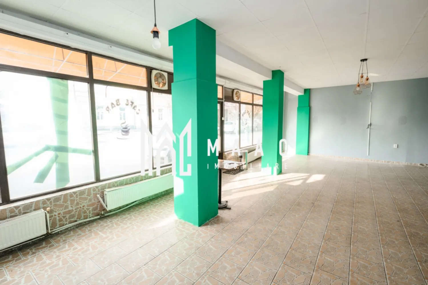 Spatiu comercial 100MP | Dragasani - Spațiu comercial de închiriat – 100 mp – Zona Gării, Drăgășani

Agenția noastră vă propune spre închiriere un spațiu comercial generos, cu suprafața de 100 mp, situat într-o zonă excelentă, cu vizibilitate foarte bună, în apropierea Gării din Drăgășani.
Imobilul beneficiază de front stradal luminos și generos, ideal pentru activități comerciale, în special clinici medicale, cabinete, centre de recuperare, stomatologie, beauty & wellness, dar și alte activități similare.
Compartimentare și dotări:
3 camere spațioase, cu posibilitate de recompartimentare
Posibilitate de amenajare a 2 grupuri sanitare, inclusiv cu duș
Centrală termică pe gaz + aer condiționat – confort termic pe tot parcursul anului
Curent trifazic, ideal pentru echipamente profesionale
Acces secundar prin spatele clădirii, pentru aprovizionare și manipularea mărfii
Spațiul oferă flexibilitate în amenajare, vizibilitate excelentă și acces facil, fiind o oportunitate foarte bună pentru desfășurarea unei activități comerciale într-o zonă circulată.
📞 Pentru mai multe detalii sau programarea unei vizionări, vă stăm la dispoziție.
CP2894817