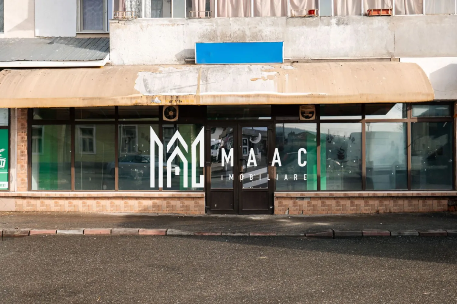 Spatiu comercial 100MP | Dragasani - Spațiu comercial de închiriat – 100 mp – Zona Gării, Drăgășani

Agenția noastră vă propune spre închiriere un spațiu comercial generos, cu suprafața de 100 mp, situat într-o zonă excelentă, cu vizibilitate foarte bună, în apropierea Gării din Drăgășani.
Imobilul beneficiază de front stradal luminos și generos, ideal pentru activități comerciale, în special clinici medicale, cabinete, centre de recuperare, stomatologie, beauty & wellness, dar și alte activități similare.
Compartimentare și dotări:
3 camere spațioase, cu posibilitate de recompartimentare
Posibilitate de amenajare a 2 grupuri sanitare, inclusiv cu duș
Centrală termică pe gaz + aer condiționat – confort termic pe tot parcursul anului
Curent trifazic, ideal pentru echipamente profesionale
Acces secundar prin spatele clădirii, pentru aprovizionare și manipularea mărfii
Spațiul oferă flexibilitate în amenajare, vizibilitate excelentă și acces facil, fiind o oportunitate foarte bună pentru desfășurarea unei activități comerciale într-o zonă circulată.
📞 Pentru mai multe detalii sau programarea unei vizionări, vă stăm la dispoziție.
CP2894817