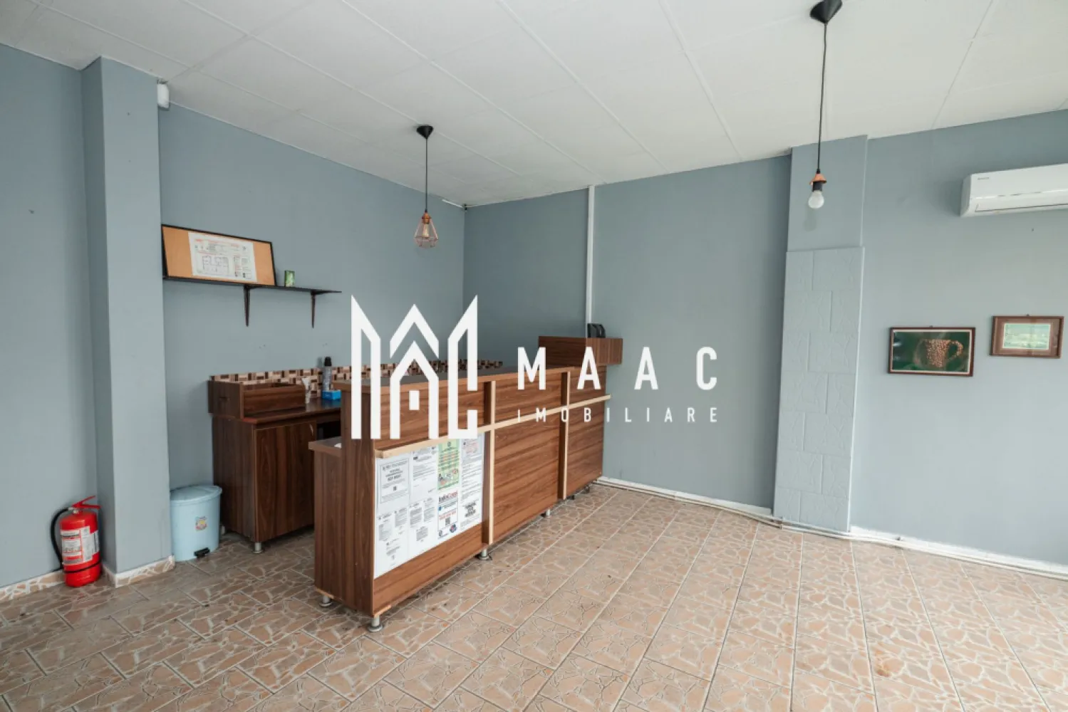 Spatiu comercial 100MP | Dragasani - Spațiu comercial de închiriat – 100 mp – Zona Gării, Drăgășani

Agenția noastră vă propune spre închiriere un spațiu comercial generos, cu suprafața de 100 mp, situat într-o zonă excelentă, cu vizibilitate foarte bună, în apropierea Gării din Drăgășani.
Imobilul beneficiază de front stradal luminos și generos, ideal pentru activități comerciale, în special clinici medicale, cabinete, centre de recuperare, stomatologie, beauty & wellness, dar și alte activități similare.
Compartimentare și dotări:
3 camere spațioase, cu posibilitate de recompartimentare
Posibilitate de amenajare a 2 grupuri sanitare, inclusiv cu duș
Centrală termică pe gaz + aer condiționat – confort termic pe tot parcursul anului
Curent trifazic, ideal pentru echipamente profesionale
Acces secundar prin spatele clădirii, pentru aprovizionare și manipularea mărfii
Spațiul oferă flexibilitate în amenajare, vizibilitate excelentă și acces facil, fiind o oportunitate foarte bună pentru desfășurarea unei activități comerciale într-o zonă circulată.
📞 Pentru mai multe detalii sau programarea unei vizionări, vă stăm la dispoziție.
CP2894817