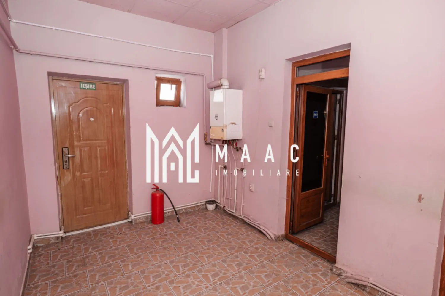 Spatiu comercial 100MP | Dragasani - Spațiu comercial de închiriat – 100 mp – Zona Gării, Drăgășani

Agenția noastră vă propune spre închiriere un spațiu comercial generos, cu suprafața de 100 mp, situat într-o zonă excelentă, cu vizibilitate foarte bună, în apropierea Gării din Drăgășani.
Imobilul beneficiază de front stradal luminos și generos, ideal pentru activități comerciale, în special clinici medicale, cabinete, centre de recuperare, stomatologie, beauty & wellness, dar și alte activități similare.
Compartimentare și dotări:
3 camere spațioase, cu posibilitate de recompartimentare
Posibilitate de amenajare a 2 grupuri sanitare, inclusiv cu duș
Centrală termică pe gaz + aer condiționat – confort termic pe tot parcursul anului
Curent trifazic, ideal pentru echipamente profesionale
Acces secundar prin spatele clădirii, pentru aprovizionare și manipularea mărfii
Spațiul oferă flexibilitate în amenajare, vizibilitate excelentă și acces facil, fiind o oportunitate foarte bună pentru desfășurarea unei activități comerciale într-o zonă circulată.
📞 Pentru mai multe detalii sau programarea unei vizionări, vă stăm la dispoziție.
CP2894817