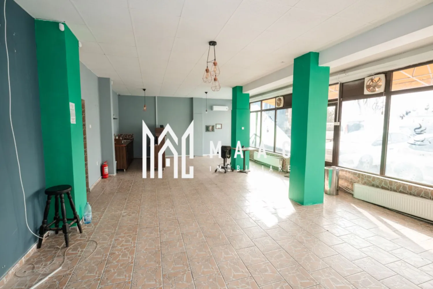 Spatiu comercial 100MP | Dragasani - Spațiu comercial de închiriat – 100 mp – Zona Gării, Drăgășani

Agenția noastră vă propune spre închiriere un spațiu comercial generos, cu suprafața de 100 mp, situat într-o zonă excelentă, cu vizibilitate foarte bună, în apropierea Gării din Drăgășani.
Imobilul beneficiază de front stradal luminos și generos, ideal pentru activități comerciale, în special clinici medicale, cabinete, centre de recuperare, stomatologie, beauty & wellness, dar și alte activități similare.
Compartimentare și dotări:
3 camere spațioase, cu posibilitate de recompartimentare
Posibilitate de amenajare a 2 grupuri sanitare, inclusiv cu duș
Centrală termică pe gaz + aer condiționat – confort termic pe tot parcursul anului
Curent trifazic, ideal pentru echipamente profesionale
Acces secundar prin spatele clădirii, pentru aprovizionare și manipularea mărfii
Spațiul oferă flexibilitate în amenajare, vizibilitate excelentă și acces facil, fiind o oportunitate foarte bună pentru desfășurarea unei activități comerciale într-o zonă circulată.
📞 Pentru mai multe detalii sau programarea unei vizionări, vă stăm la dispoziție.
CP2894817