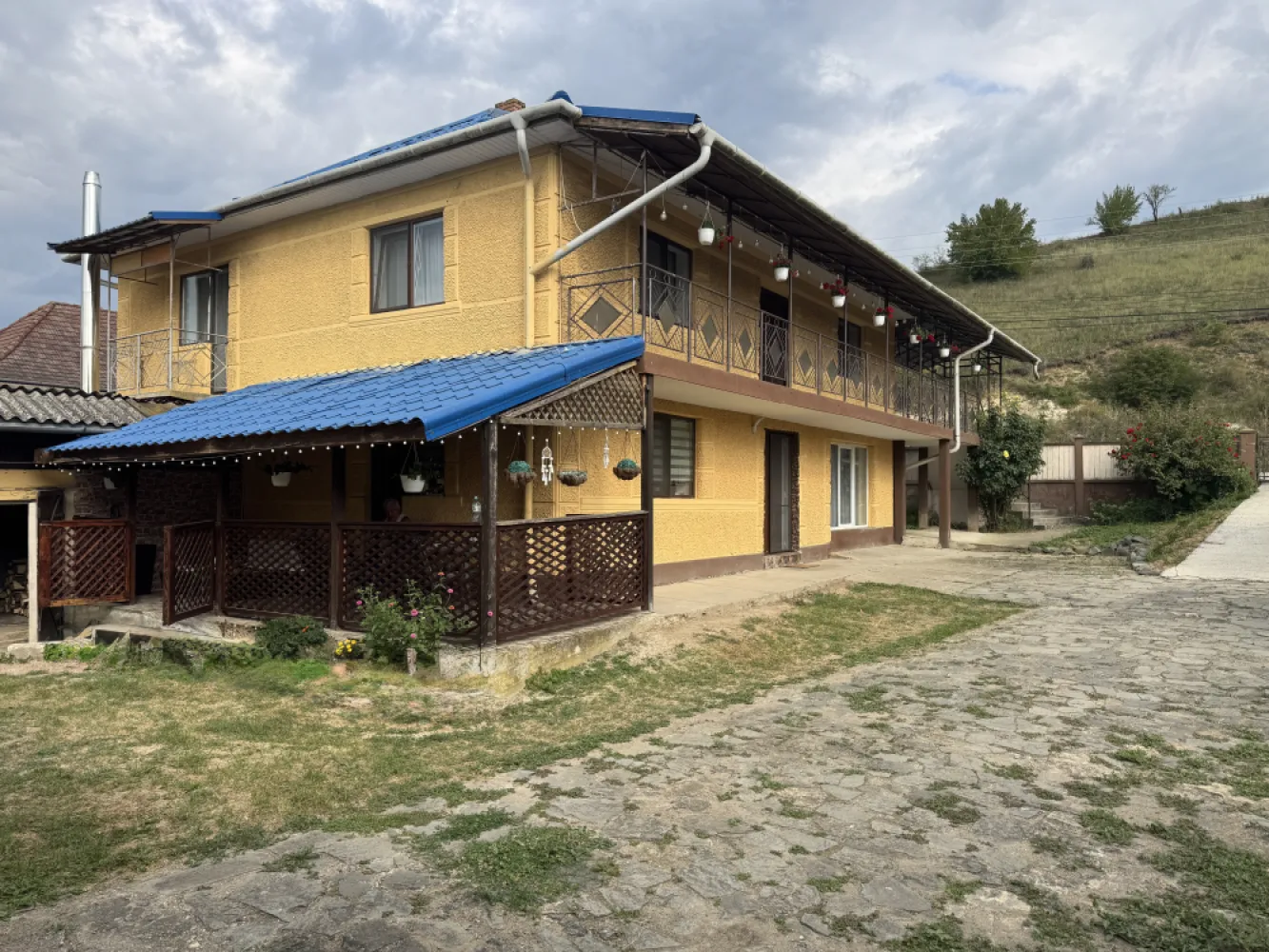 Casa de vanzare la 10 Km de Zalau, complet utilată. - De vânzare casă finisată cu regim de înălțime P+E, cu anexe și grădină la doar 10 minute de Zalău. O proprietate ideală pentru cei care caută liniștea, dar vor acces rapid la oraș! Situată în Brebi, cu acces direct din drum asfaltat, această casă oferă confort, funcționalitate și spațiu verde generos. Proprietatea vine în beneficiul persoanelor dornice să achiziționeze o locuință mobilată și utilată cu o suprafață utilă ideală. Caracteristici principale: - curte betonată - grădină de legume - bucătărie de vară, șură și 2 magazii Compartimentare funcțională: - Parter: bucătărie , living, baie, dormitor și 1 cameră - Etaj: 2 dormitoare, baie și incă 2 camere, cu destinație living și bucătărie - 1 terasă sus - 1 terasă jos acoperită, este oază de relaxare având o priveliște minunată spre pădure Utilități: - apă de la rețea, fântână, curent trifazic, drum asfaltat, iluminat stradal, internet prin fibră optică, canalizare - centrală termică pe lemne, panouri fotovoltaice Actele proprietății sunt la zi, casa este întăbulată. Merită văzută! Pentru detalii și vizionare sunați la numărul de telefon: 0761 616986