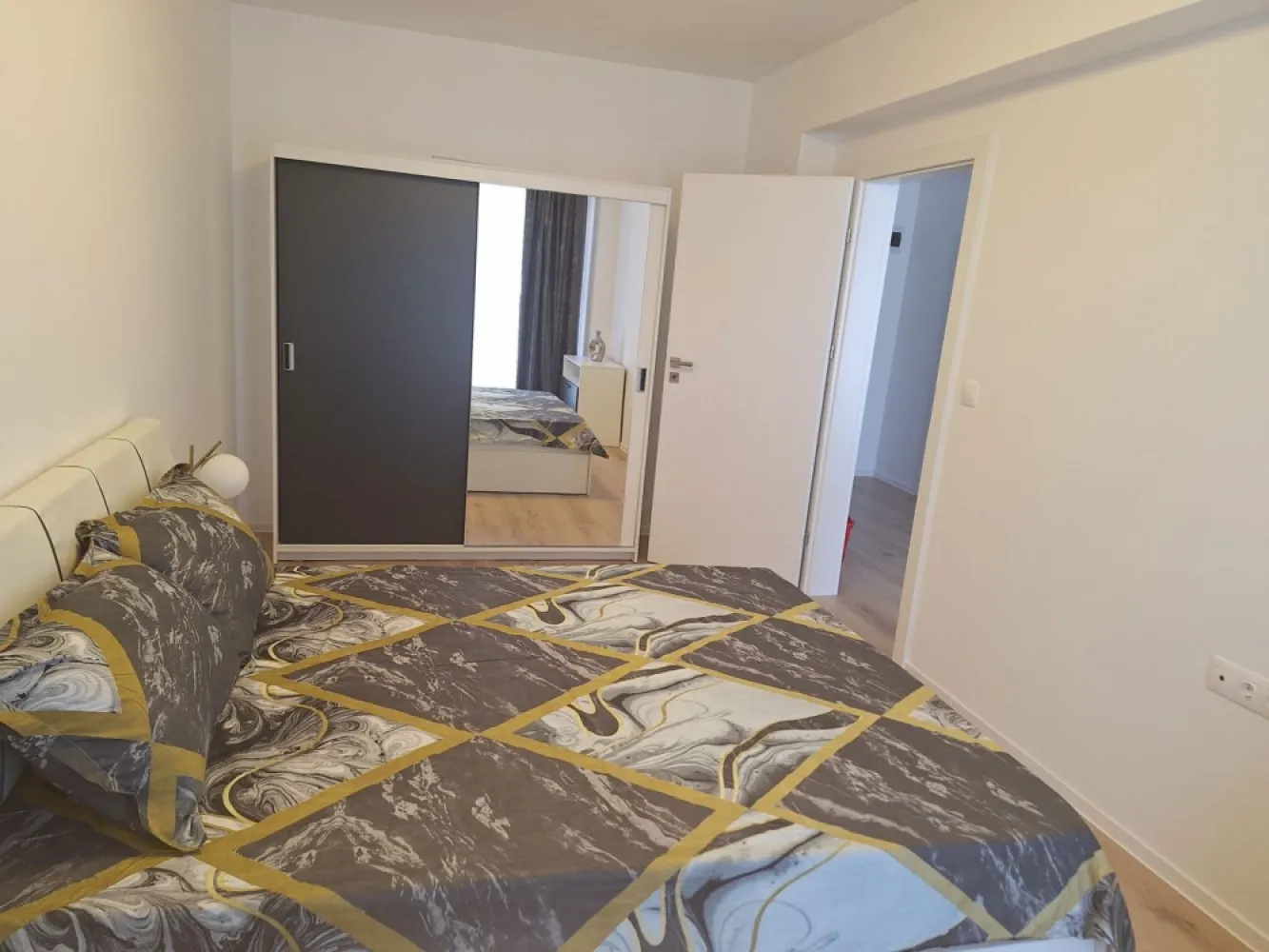 Apartament 2 camere,bloc nou.69mp, cartier Maurer - Contact 0774048706 Bogdan
De vânzare apartament 2 camere in bloc nou, decomandat, confort 1, situat în cartierul Maurer, suprafață utilă de 55 mp,suprafata desfasurată 69 mp. situat la etajul 5 din 6 oferit de Zap Imobiliare 
Detalii: 
- 1 living, 1 dormitor, 1 bucătărie, 1 baie, 1 balcon , 1 hol,1 debara
- centrală termică, calorifere, geamuri termopan, ușă metalică.
- masina de spalat rufe, frigider.aragaz

Proprietatea se află într-o zonă cu un confort deosebit, datorită amplasării în imediata apropiere a tot ceea ce înseamnă viață modernă, și anume: mijloace de transport în comun, magazine, unități de învățământ de toate gradele, piață, parc, bănci, farmacii, s.a.
Locuința se vinde mobilată și utilată la prețul de 129.000 Euro negociabil. Comisionul este ZERO!
Contact 0774048706 Bogdan

Dacă vă place această ofertă - sau pentru alte informații sunați la numărul de contact din anunț! 
Compania Zap Imobiliare vă pune la dispoziție toate informațiile, actele și documentele necesare alături de asistență și consiliere permanentă până la finalizarea achiziției imobiliare. Ne dorim să îți oferim cea mai plăcută experiență, îndeplinim vise cu pereți!