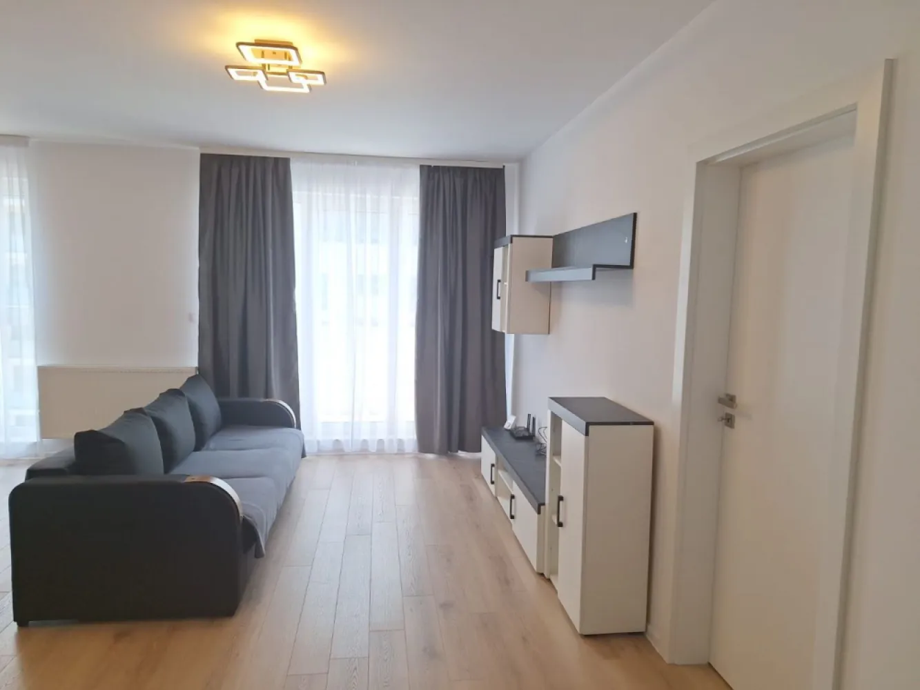 Apartament 2 camere,bloc nou.69mp, cartier Maurer - Contact 0774048706 Bogdan
De vânzare apartament 2 camere in bloc nou, decomandat, confort 1, situat în cartierul Maurer, suprafață utilă de 55 mp,suprafata desfasurată 69 mp. situat la etajul 5 din 6 oferit de Zap Imobiliare 
Detalii: 
- 1 living, 1 dormitor, 1 bucătărie, 1 baie, 1 balcon , 1 hol,1 debara
- centrală termică, calorifere, geamuri termopan, ușă metalică.
- masina de spalat rufe, frigider.aragaz

Proprietatea se află într-o zonă cu un confort deosebit, datorită amplasării în imediata apropiere a tot ceea ce înseamnă viață modernă, și anume: mijloace de transport în comun, magazine, unități de învățământ de toate gradele, piață, parc, bănci, farmacii, s.a.
Locuința se vinde mobilată și utilată la prețul de 129.000 Euro negociabil. Comisionul este ZERO!
Contact 0774048706 Bogdan

Dacă vă place această ofertă - sau pentru alte informații sunați la numărul de contact din anunț! 
Compania Zap Imobiliare vă pune la dispoziție toate informațiile, actele și documentele necesare alături de asistență și consiliere permanentă până la finalizarea achiziției imobiliare. Ne dorim să îți oferim cea mai plăcută experiență, îndeplinim vise cu pereți!
