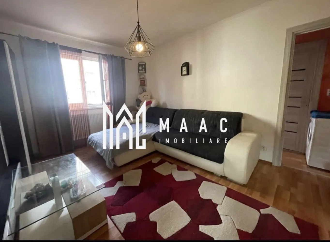 Apartament 2 camere | Semidecomandat | Parter înalt | Vasile aaron - Maac Imobiliare prezintă spre vânzare un apartament cu 2 camere și bucătărie separată, situat în cartierul Vasile Aaron, la parterul înalt al unui imobil cu 4 etaje.

Caracteristici principale:
 • Suprafață utilă: 44 mp
 • Compartimentare semidecomandată, practică și eficientă
 • Bucătărie spațioasă
 • Încălzire prin centrală termică pe gaz, cu calorifere
 • Pivniță inclusă
 • Se vinde complet mobilat și utilat, gata de mutare
 • Liber de sarcini, acte în regulă

Apartamentul este amplasat într-o zonă bine conectată, cu acces facil la piață, magazine, bănci, școli, grădinițe și mijloace de transport în comun, fiind ideal atât pentru locuire, cât și pentru investiție.

Contactează-ne pentru planuri, disponibilitate și vizionări specificand ID: CP2858125