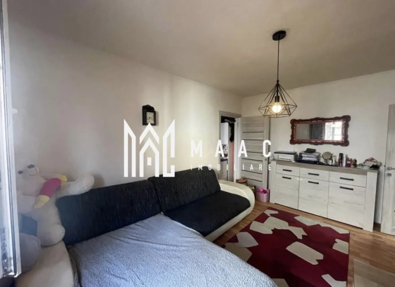 Apartament 2 camere | Semidecomandat | Parter înalt | Vasile aaron - Maac Imobiliare prezintă spre vânzare un apartament cu 2 camere și bucătărie separată, situat în cartierul Vasile Aaron, la parterul înalt al unui imobil cu 4 etaje.

Caracteristici principale:
 • Suprafață utilă: 44 mp
 • Compartimentare semidecomandată, practică și eficientă
 • Bucătărie spațioasă
 • Încălzire prin centrală termică pe gaz, cu calorifere
 • Pivniță inclusă
 • Se vinde complet mobilat și utilat, gata de mutare
 • Liber de sarcini, acte în regulă

Apartamentul este amplasat într-o zonă bine conectată, cu acces facil la piață, magazine, bănci, școli, grădinițe și mijloace de transport în comun, fiind ideal atât pentru locuire, cât și pentru investiție.

Contactează-ne pentru planuri, disponibilitate și vizionări specificand ID: CP2858125