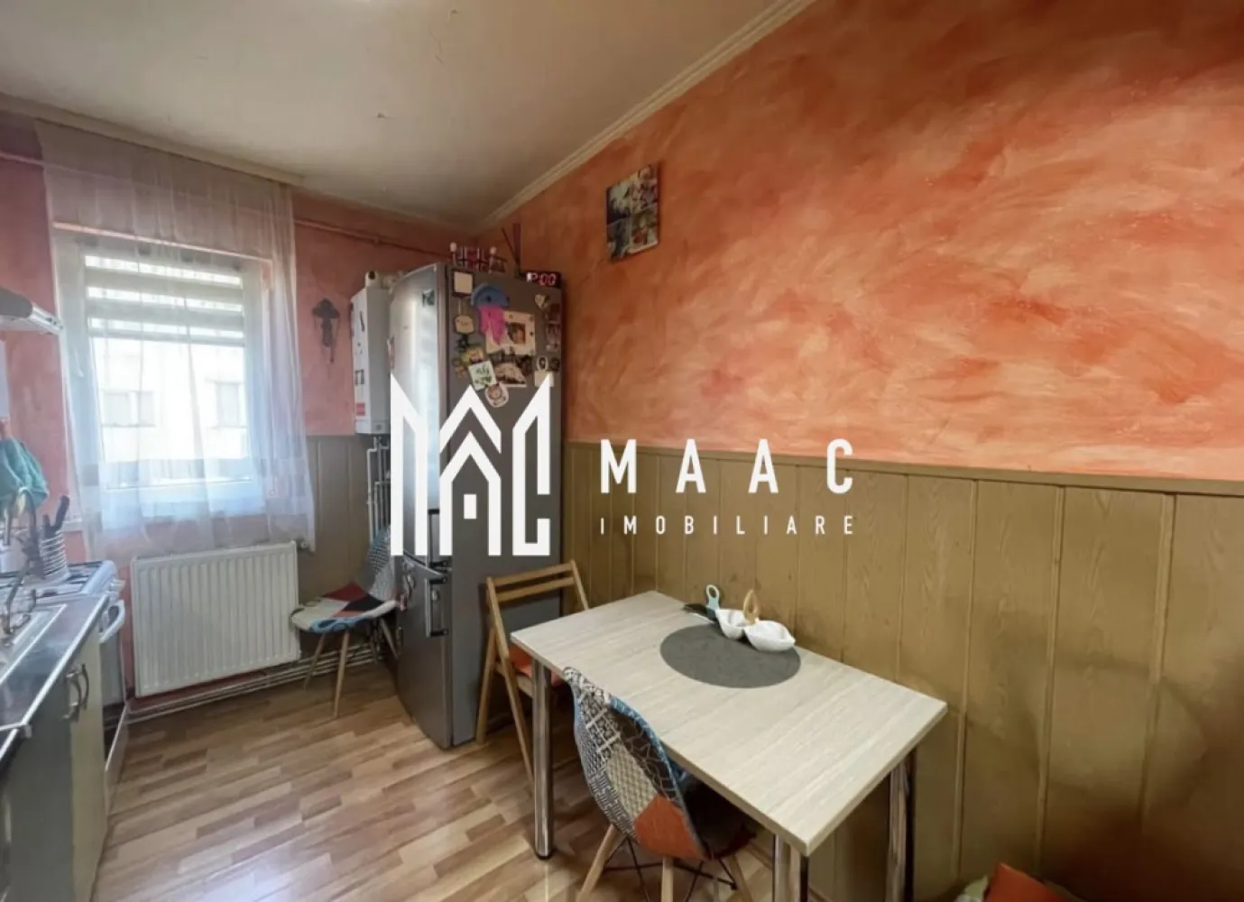 Apartament 2 camere | Semidecomandat | Parter înalt | Vasile aaron - Maac Imobiliare prezintă spre vânzare un apartament cu 2 camere și bucătărie separată, situat în cartierul Vasile Aaron, la parterul înalt al unui imobil cu 4 etaje.

Caracteristici principale:
 • Suprafață utilă: 44 mp
 • Compartimentare semidecomandată, practică și eficientă
 • Bucătărie spațioasă
 • Încălzire prin centrală termică pe gaz, cu calorifere
 • Pivniță inclusă
 • Se vinde complet mobilat și utilat, gata de mutare
 • Liber de sarcini, acte în regulă

Apartamentul este amplasat într-o zonă bine conectată, cu acces facil la piață, magazine, bănci, școli, grădinițe și mijloace de transport în comun, fiind ideal atât pentru locuire, cât și pentru investiție.

Contactează-ne pentru planuri, disponibilitate și vizionări specificand ID: CP2858125