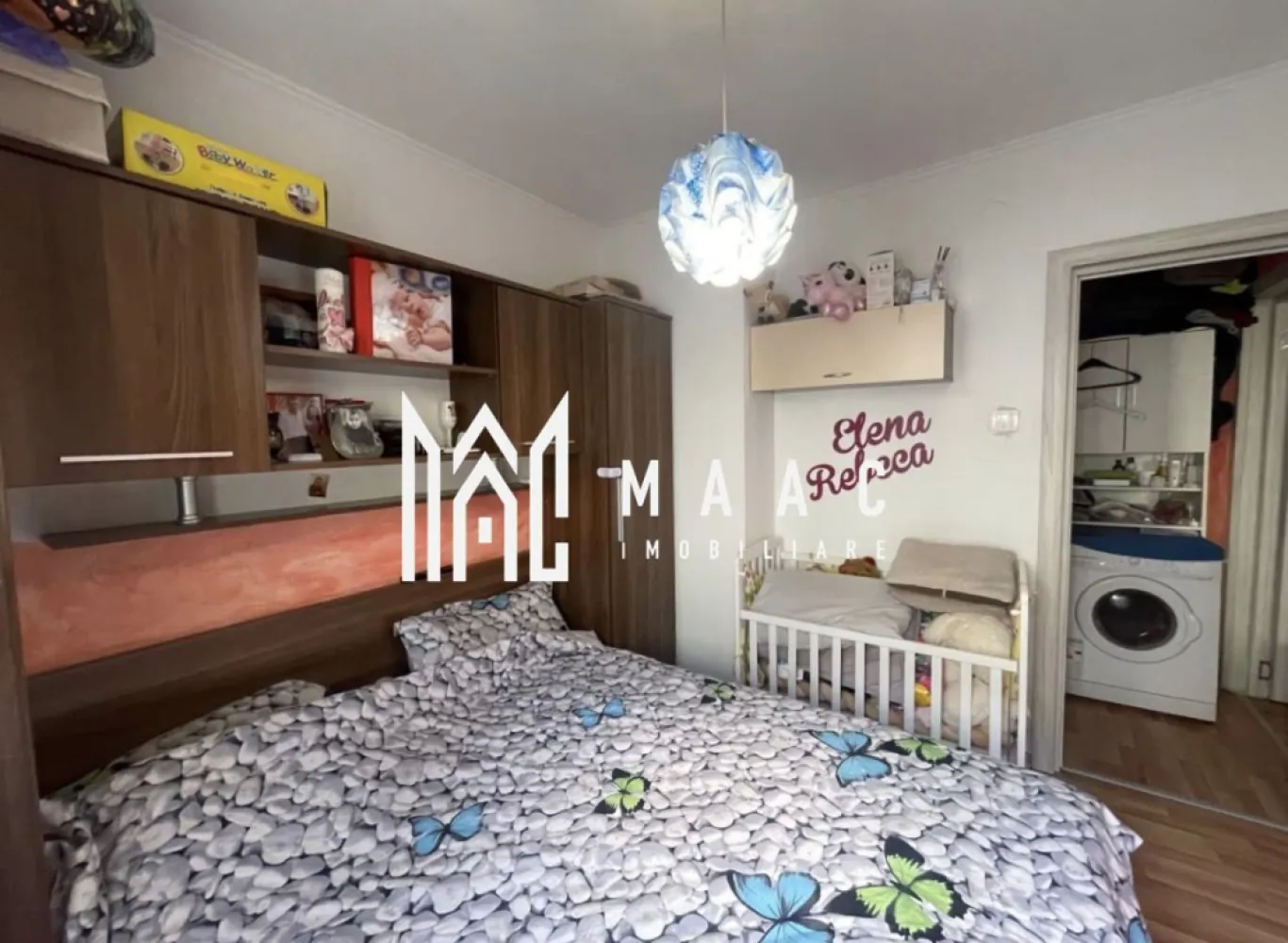 Apartament 2 camere | Semidecomandat | Parter înalt | Vasile aaron - Maac Imobiliare prezintă spre vânzare un apartament cu 2 camere și bucătărie separată, situat în cartierul Vasile Aaron, la parterul înalt al unui imobil cu 4 etaje.

Caracteristici principale:
 • Suprafață utilă: 44 mp
 • Compartimentare semidecomandată, practică și eficientă
 • Bucătărie spațioasă
 • Încălzire prin centrală termică pe gaz, cu calorifere
 • Pivniță inclusă
 • Se vinde complet mobilat și utilat, gata de mutare
 • Liber de sarcini, acte în regulă

Apartamentul este amplasat într-o zonă bine conectată, cu acces facil la piață, magazine, bănci, școli, grădinițe și mijloace de transport în comun, fiind ideal atât pentru locuire, cât și pentru investiție.

Contactează-ne pentru planuri, disponibilitate și vizionări specificand ID: CP2858125