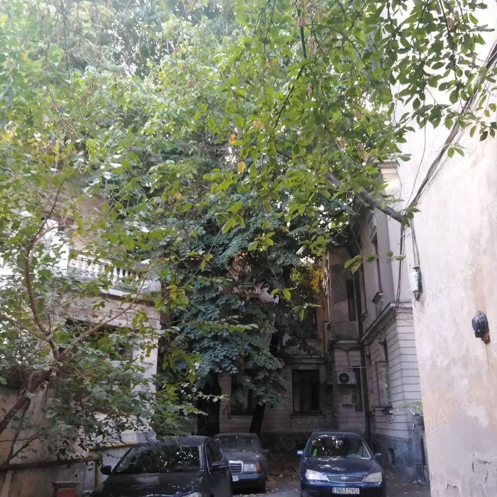 2 camere Unirii Coposu metrou - Particular inchiriez apartament cu 2 camere in vila, zona Piata Unirii - Coposu, apropiere metrou. Loc parcare in curte.
