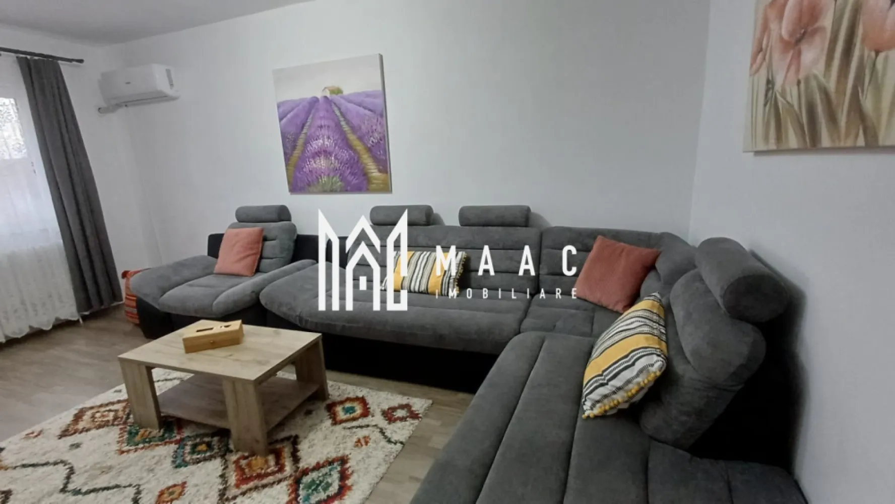 Apartament 3 camere | Decomandat | Balcon | 73 MPU | Vasile Aaron - MAAC Imobiliare vă propune spre vânzare un apartament cu 3 camere, având o suprafață utilă de 73 mp, compartimentat eficient și bine întreținut, situat într-o zonă cu acces facil către multiple puncte de interes din oraș. Proprietatea se remarcă prin poziționarea avantajoasă, în proximitatea magazinelor, școlilor, stațiilor de autobuz, iar grădinița este amplasată chiar la ieșirea din bloc, un beneficiu important pentru familiile cu copii.

Locuința oferă un spațiu bine organizat, ideal pentru un stil de viață confortabil, fiind potrivită atât pentru rezidență proprie, cât și pentru investiție imobiliară.

Compartimentare:
-Bucătărie cu zonă de luat masa
-Living complet mobilat
-2 dormitoare mobilate
-Baie cu geam pentru aerisire naturală
-Balcon închis, utilizabil pe tot parcursul anului
-Dressing

Dotări și finisaje:
-Aer condiționat în fiecare cameră
-Bucătărie complet mobilată și utilată
-Balcon închis
-Pivniță inclusă în proprietate

Apartamentul se vinde complet mobilat, fiind pregătit pentru mutare imediată, fără investiții suplimentare. Compartimentarea practică, dotările existente și amplasarea într-o zonă bine conectată la facilități urbane contribuie la un nivel ridicat de confort și funcționalitate.

Pentru mai multe detalii și programarea unei vizionări, precizați telefonic că ați văzut anunțul cu CP2888116