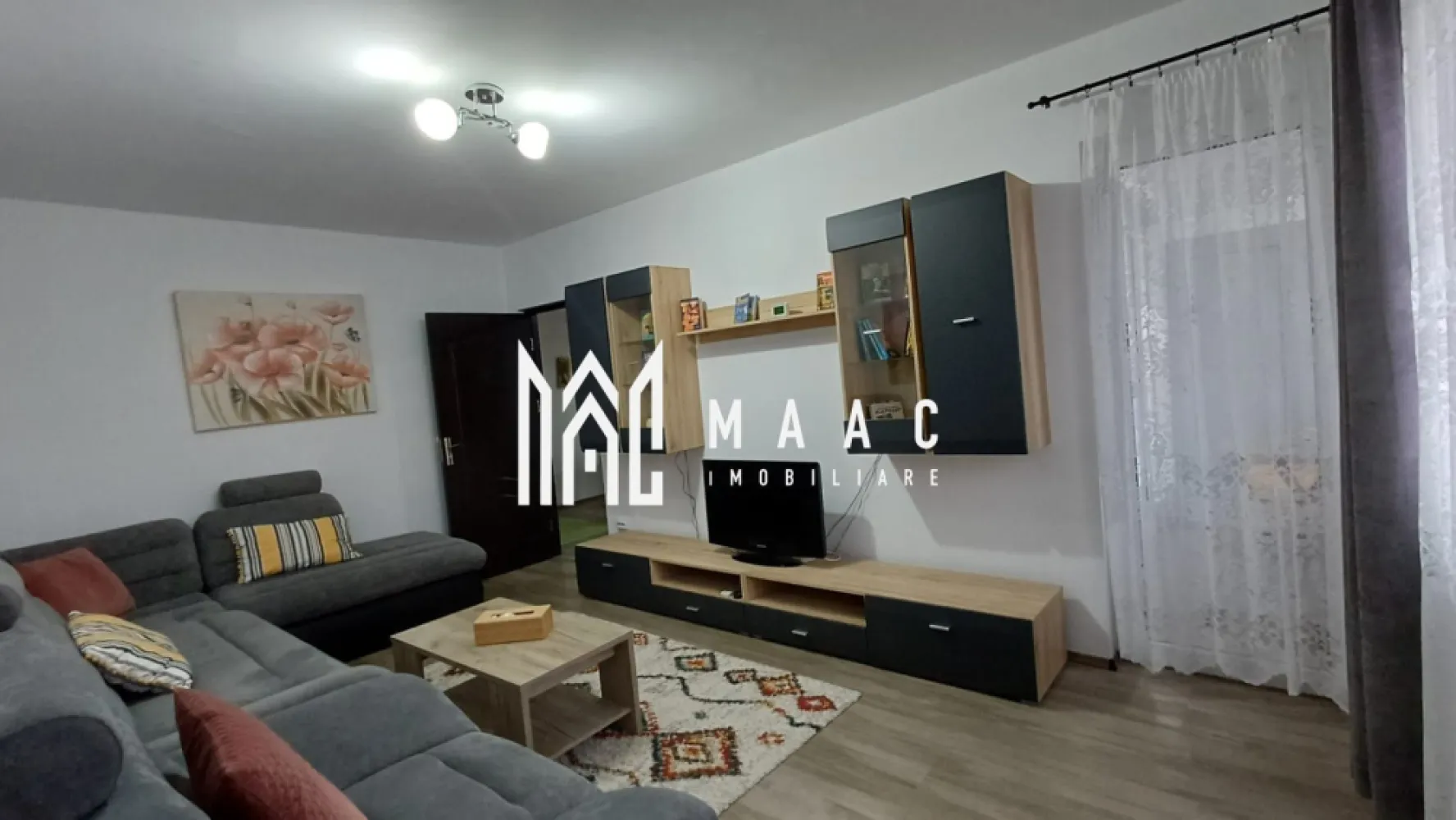 Apartament 3 camere | Decomandat | Balcon | 73 MPU | Vasile Aaron - MAAC Imobiliare vă propune spre vânzare un apartament cu 3 camere, având o suprafață utilă de 73 mp, compartimentat eficient și bine întreținut, situat într-o zonă cu acces facil către multiple puncte de interes din oraș. Proprietatea se remarcă prin poziționarea avantajoasă, în proximitatea magazinelor, școlilor, stațiilor de autobuz, iar grădinița este amplasată chiar la ieșirea din bloc, un beneficiu important pentru familiile cu copii.

Locuința oferă un spațiu bine organizat, ideal pentru un stil de viață confortabil, fiind potrivită atât pentru rezidență proprie, cât și pentru investiție imobiliară.

Compartimentare:
-Bucătărie cu zonă de luat masa
-Living complet mobilat
-2 dormitoare mobilate
-Baie cu geam pentru aerisire naturală
-Balcon închis, utilizabil pe tot parcursul anului
-Dressing

Dotări și finisaje:
-Aer condiționat în fiecare cameră
-Bucătărie complet mobilată și utilată
-Balcon închis
-Pivniță inclusă în proprietate

Apartamentul se vinde complet mobilat, fiind pregătit pentru mutare imediată, fără investiții suplimentare. Compartimentarea practică, dotările existente și amplasarea într-o zonă bine conectată la facilități urbane contribuie la un nivel ridicat de confort și funcționalitate.

Pentru mai multe detalii și programarea unei vizionări, precizați telefonic că ați văzut anunțul cu CP2888116