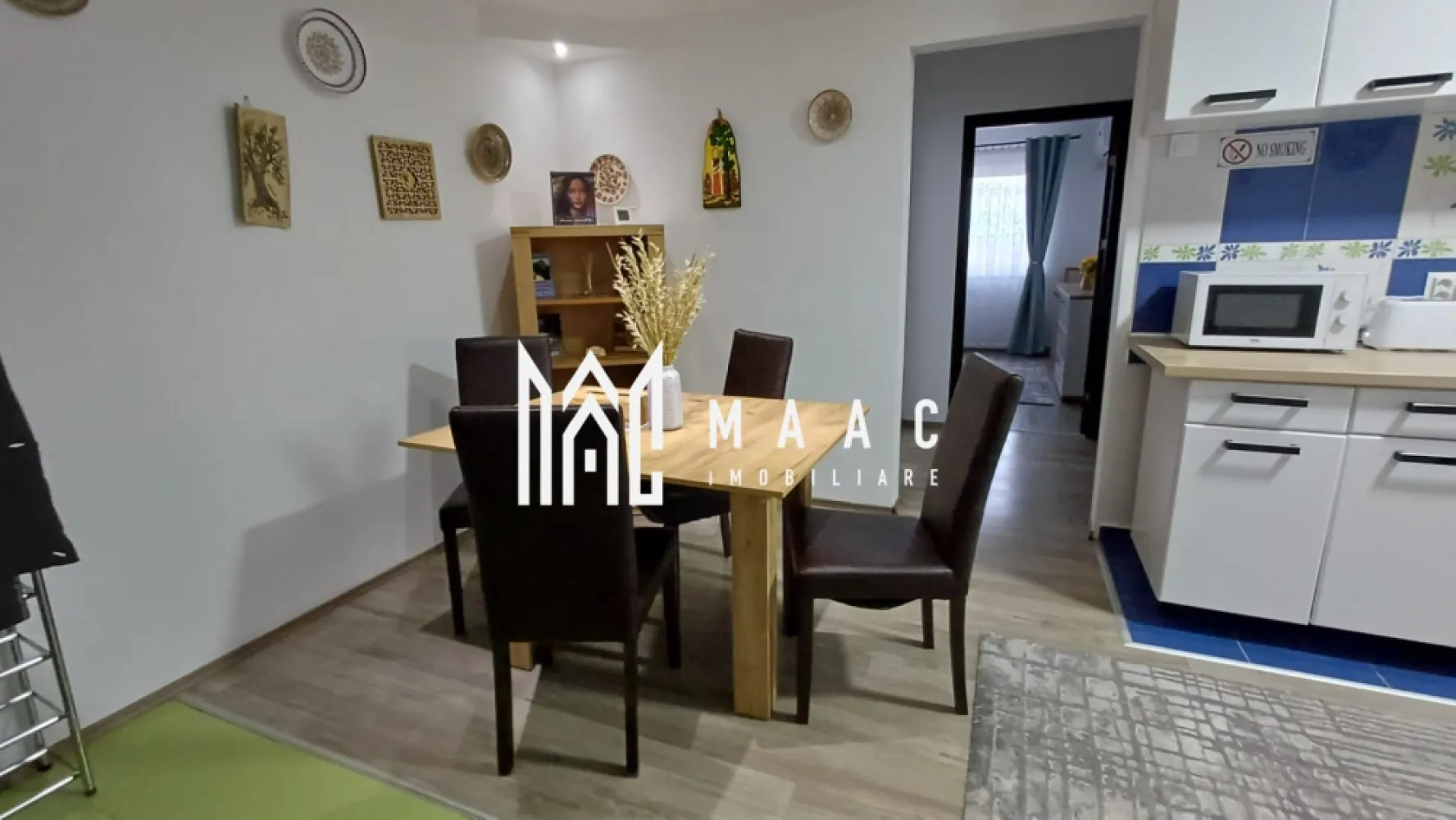 Apartament 3 camere | Decomandat | Balcon | 73 MPU | Vasile Aaron - MAAC Imobiliare vă propune spre vânzare un apartament cu 3 camere, având o suprafață utilă de 73 mp, compartimentat eficient și bine întreținut, situat într-o zonă cu acces facil către multiple puncte de interes din oraș. Proprietatea se remarcă prin poziționarea avantajoasă, în proximitatea magazinelor, școlilor, stațiilor de autobuz, iar grădinița este amplasată chiar la ieșirea din bloc, un beneficiu important pentru familiile cu copii.

Locuința oferă un spațiu bine organizat, ideal pentru un stil de viață confortabil, fiind potrivită atât pentru rezidență proprie, cât și pentru investiție imobiliară.

Compartimentare:
-Bucătărie cu zonă de luat masa
-Living complet mobilat
-2 dormitoare mobilate
-Baie cu geam pentru aerisire naturală
-Balcon închis, utilizabil pe tot parcursul anului
-Dressing

Dotări și finisaje:
-Aer condiționat în fiecare cameră
-Bucătărie complet mobilată și utilată
-Balcon închis
-Pivniță inclusă în proprietate

Apartamentul se vinde complet mobilat, fiind pregătit pentru mutare imediată, fără investiții suplimentare. Compartimentarea practică, dotările existente și amplasarea într-o zonă bine conectată la facilități urbane contribuie la un nivel ridicat de confort și funcționalitate.

Pentru mai multe detalii și programarea unei vizionări, precizați telefonic că ați văzut anunțul cu CP2888116