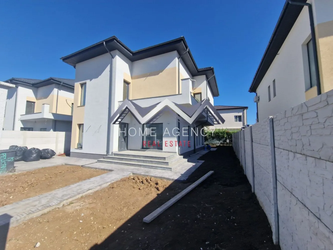 Casă individuală P+1+M | COMISION 0 | Otopeni - Vă invităm să descoperiți o proprietate deosebită, spre vânzare, care reprezintă atât o locuință perfectă pentru mutare, cât și o oportunitate excelentă de investiție. Este vorba despre o casă individuală, P+1+M, situată într-o zonă cu acces facil către toate punctele importante din zona de Nord a Capitalei.

Locația este foarte avantajoasă, imobilul aflându-se la câteva minute de mers pe jos de magazine precum La Doi Pași și dm sau cu mașina (Mega Image non-stop, Lidl, Penny), dar și în apropierea viitorului centru comercial TM Shops, având stație de autobuz chiar la capătul străzii. În apropiere găsim numeroase restaurante, cafenele, școli și grădinițe, ceea ce face zona ideală pentru familii. De asemenea, accesul la principalele artere – DN1, Pipera, Aeroportul Henri Coandă și Centura este foarte rapid, asigurând o mobilitate excelentă.

Casa este foarte spațioasă și beneficiază de o compartimentare foarte bine gândită, care maximizează atât confortul, cât și funcționalitatea fiecărui spațiu.

La parter, livingul generos oferă un cadru primitor pentru relaxare sau întâlniri cu familia și prietenii, având acces direct către grădină. Bucătăria este închisă, dar poate fi reconfigurată cu ușurință: poate rămâne așa cum este sau se poate integra în living, transformând camera de la parter într-un dormitor suplimentar. și foarte practic. Tot aici găsim o baie și un spațiu inteligent de depozitare sub scară, ideal pentru obiecte de uz zilnic sau pentru organizarea eficientă a casei. 

La etaj, dormitorul matrimonial este generos și beneficiază de baie proprie și un dressing, perfect pentru depozitarea tuturor articolelor vestimentare și accesoriilor. Celelalte două dormitoare sunt, de asemenea, spațioase și luminoase, deservite de o baie comună, precum și de un spațiu suplimentar, foarte practic, dedicat mașinii de spălat și depozitării. De asemenea, de la etaj se face accesul spre mansardă, care oferă încă 80 mp utili, deschizând multiple posibilități de utilizare: birou, hobby room sau spațiu suplimentar pentru depozitare.

Întreaga casă beneficiază de numeroase spații de depozitare inteligente, dormitoare generoase și o compartimentare care permite o organizare optimă a locuinței. Imobilul este racordat la toate utilitățile publice și dispune de centrală proprie, cu sistem modern de încălzire prin pardoseală, asigurând confort termic optim în întreaga locuință.

Prețul afișat este pentru varianta "la alb", casa se poate vinde și "la gata" (preț diferit).

Programează-te acum pentru o vizionare!
