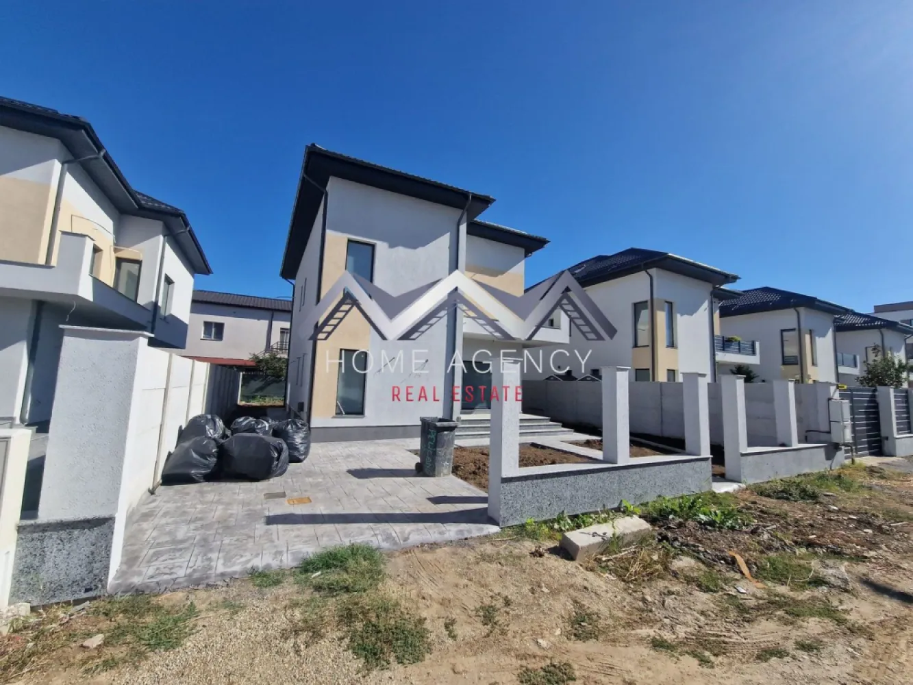 Casă individuală P+1+M | COMISION 0 | Otopeni - Vă invităm să descoperiți o proprietate deosebită, spre vânzare, care reprezintă atât o locuință perfectă pentru mutare, cât și o oportunitate excelentă de investiție. Este vorba despre o casă individuală, P+1+M, situată într-o zonă cu acces facil către toate punctele importante din zona de Nord a Capitalei.

Locația este foarte avantajoasă, imobilul aflându-se la câteva minute de mers pe jos de magazine precum La Doi Pași și dm sau cu mașina (Mega Image non-stop, Lidl, Penny), dar și în apropierea viitorului centru comercial TM Shops, având stație de autobuz chiar la capătul străzii. În apropiere găsim numeroase restaurante, cafenele, școli și grădinițe, ceea ce face zona ideală pentru familii. De asemenea, accesul la principalele artere – DN1, Pipera, Aeroportul Henri Coandă și Centura este foarte rapid, asigurând o mobilitate excelentă.

Casa este foarte spațioasă și beneficiază de o compartimentare foarte bine gândită, care maximizează atât confortul, cât și funcționalitatea fiecărui spațiu.

La parter, livingul generos oferă un cadru primitor pentru relaxare sau întâlniri cu familia și prietenii, având acces direct către grădină. Bucătăria este închisă, dar poate fi reconfigurată cu ușurință: poate rămâne așa cum este sau se poate integra în living, transformând camera de la parter într-un dormitor suplimentar. și foarte practic. Tot aici găsim o baie și un spațiu inteligent de depozitare sub scară, ideal pentru obiecte de uz zilnic sau pentru organizarea eficientă a casei. 

La etaj, dormitorul matrimonial este generos și beneficiază de baie proprie și un dressing, perfect pentru depozitarea tuturor articolelor vestimentare și accesoriilor. Celelalte două dormitoare sunt, de asemenea, spațioase și luminoase, deservite de o baie comună, precum și de un spațiu suplimentar, foarte practic, dedicat mașinii de spălat și depozitării. De asemenea, de la etaj se face accesul spre mansardă, care oferă încă 80 mp utili, deschizând multiple posibilități de utilizare: birou, hobby room sau spațiu suplimentar pentru depozitare.

Întreaga casă beneficiază de numeroase spații de depozitare inteligente, dormitoare generoase și o compartimentare care permite o organizare optimă a locuinței. Imobilul este racordat la toate utilitățile publice și dispune de centrală proprie, cu sistem modern de încălzire prin pardoseală, asigurând confort termic optim în întreaga locuință.

Prețul afișat este pentru varianta "la alb", casa se poate vinde și "la gata" (preț diferit).

Programează-te acum pentru o vizionare!