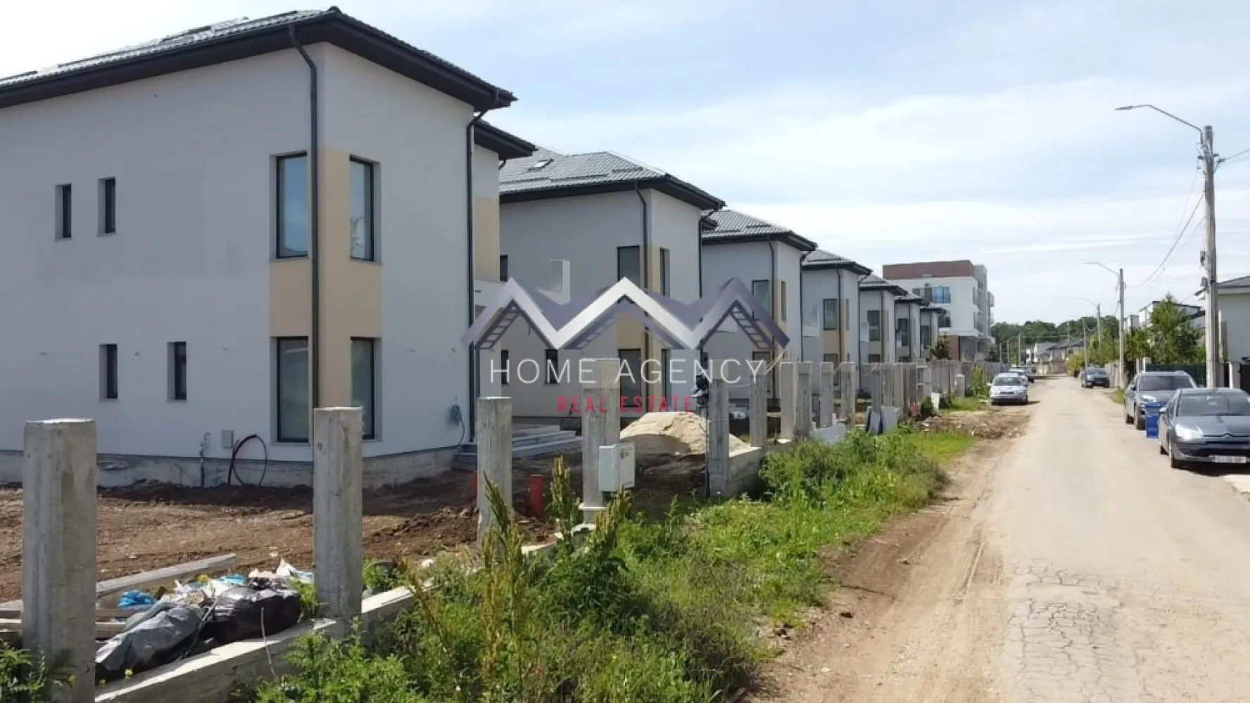 Casă individuală P+1+M | COMISION 0 | Otopeni - Vă invităm să descoperiți o proprietate deosebită, spre vânzare, care reprezintă atât o locuință perfectă pentru mutare, cât și o oportunitate excelentă de investiție. Este vorba despre o casă individuală, P+1+M, situată într-o zonă cu acces facil către toate punctele importante din zona de Nord a Capitalei.

Locația este foarte avantajoasă, imobilul aflându-se la câteva minute de mers pe jos de magazine precum La Doi Pași și dm sau cu mașina (Mega Image non-stop, Lidl, Penny), dar și în apropierea viitorului centru comercial TM Shops, având stație de autobuz chiar la capătul străzii. În apropiere găsim numeroase restaurante, cafenele, școli și grădinițe, ceea ce face zona ideală pentru familii. De asemenea, accesul la principalele artere – DN1, Pipera, Aeroportul Henri Coandă și Centura este foarte rapid, asigurând o mobilitate excelentă.

Casa este foarte spațioasă și beneficiază de o compartimentare foarte bine gândită, care maximizează atât confortul, cât și funcționalitatea fiecărui spațiu.

La parter, livingul generos oferă un cadru primitor pentru relaxare sau întâlniri cu familia și prietenii, având acces direct către grădină. Bucătăria este închisă, dar poate fi reconfigurată cu ușurință: poate rămâne așa cum este sau se poate integra în living, transformând camera de la parter într-un dormitor suplimentar. și foarte practic. Tot aici găsim o baie și un spațiu inteligent de depozitare sub scară, ideal pentru obiecte de uz zilnic sau pentru organizarea eficientă a casei. 

La etaj, dormitorul matrimonial este generos și beneficiază de baie proprie și un dressing, perfect pentru depozitarea tuturor articolelor vestimentare și accesoriilor. Celelalte două dormitoare sunt, de asemenea, spațioase și luminoase, deservite de o baie comună, precum și de un spațiu suplimentar, foarte practic, dedicat mașinii de spălat și depozitării. De asemenea, de la etaj se face accesul spre mansardă, care oferă încă 80 mp utili, deschizând multiple posibilități de utilizare: birou, hobby room sau spațiu suplimentar pentru depozitare.

Întreaga casă beneficiază de numeroase spații de depozitare inteligente, dormitoare generoase și o compartimentare care permite o organizare optimă a locuinței. Imobilul este racordat la toate utilitățile publice și dispune de centrală proprie, cu sistem modern de încălzire prin pardoseală, asigurând confort termic optim în întreaga locuință.

Prețul afișat este pentru varianta "la alb", casa se poate vinde și "la gata" (preț diferit).

Programează-te acum pentru o vizionare!