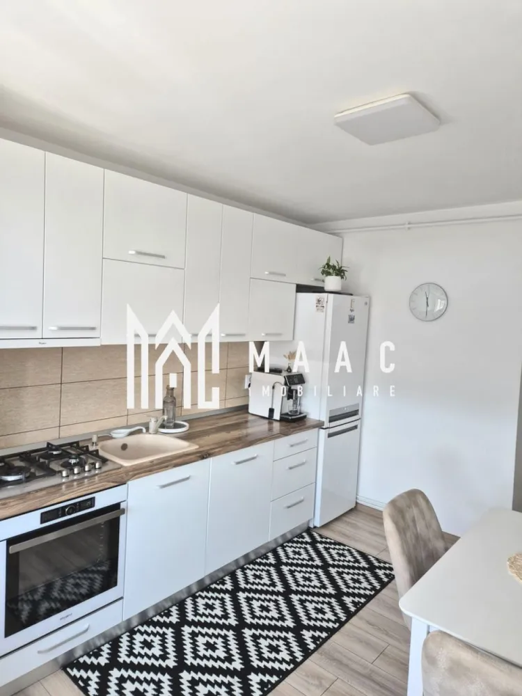 Garsoniera 40 MP | Zona Turnisor Mobilat complet | Balcon 5MP - MAAC Imobiliare vă propune spre vânzare o garsonieră situată în zona Turnișor, cu o suprafață utilă de 40 mp, amplasată la etajul 3 din 4 al unui imobil bine întreținut.

Proprietatea beneficiază de o compartimentare eficientă și dispune de un balcon de 5 mp, oferind un plus de confort și funcționalitate. Garsoniera se vinde complet mobilată și utilată, fiind amenajată cu bun gust și pregătită pentru mutare imediată.

Poziționarea într-o zonă liniștită, în plină dezvoltare, asigură acces facil către puncte de interes precum magazine, mijloace de transport și alte facilități urbane.

Datorită caracteristicilor sale, această proprietate reprezintă o oportunitate atât pentru locuință personală, cât și pentru investiție, având potențial ridicat de închiriere.

Pentru mai multe informații și programarea unei vizionări, vă rugăm să ne contactați.
Vă rugăm specificați CP316393
