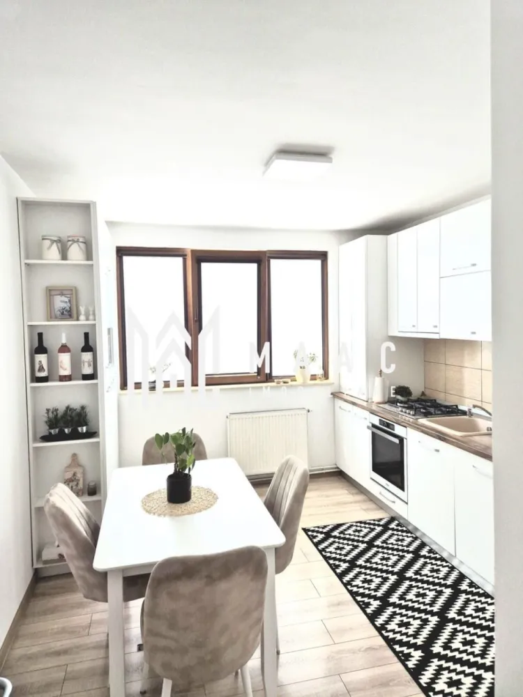 Garsoniera 40 MP | Zona Turnisor Mobilat complet | Balcon 5MP - MAAC Imobiliare vă propune spre vânzare o garsonieră situată în zona Turnișor, cu o suprafață utilă de 40 mp, amplasată la etajul 3 din 4 al unui imobil bine întreținut.

Proprietatea beneficiază de o compartimentare eficientă și dispune de un balcon de 5 mp, oferind un plus de confort și funcționalitate. Garsoniera se vinde complet mobilată și utilată, fiind amenajată cu bun gust și pregătită pentru mutare imediată.

Poziționarea într-o zonă liniștită, în plină dezvoltare, asigură acces facil către puncte de interes precum magazine, mijloace de transport și alte facilități urbane.

Datorită caracteristicilor sale, această proprietate reprezintă o oportunitate atât pentru locuință personală, cât și pentru investiție, având potențial ridicat de închiriere.

Pentru mai multe informații și programarea unei vizionări, vă rugăm să ne contactați.
Vă rugăm specificați CP316393