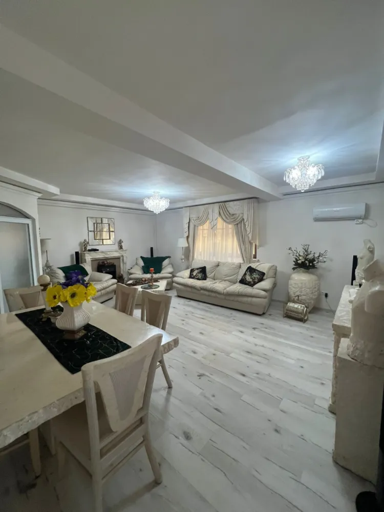 EXCLUSIVITATE – Vila eleganta, complet mobilata, aproape de Parcul Sub Arini – 793.000 euro - Te invităm să descoperi o proprietate remarcabilă, unde luxul întâlnește funcționalitatea – o casă spațioasă, complet mobilată cu mobilier de înaltă calitate, ideală pentru un stil de viață modern și confortabil.Situată într-o zonă liniștită, cu acces din două străzi și la doar 5 minute de Parcul Sub Arini, această casă impresionează prin generozitatea spațiilor și dotările sale premium.Suprafața totală utilă:Parter: 125 mp;Etaj: 95 mp;Pod mansardabil: 60 mp;Compartimentare parter:Living elegant de 33,1 mp;Birou de 17,6 mp;Dormitor de 16,72 mp;Baie spațioasă cu geam de aerisire – 7,5 mp;Holuri și spații de depozitare (5 mp + 9,25 mp);Bucătărie principală generoasă de 45 mp, complet mobilată și utilatăDebara din bucătărie – 6 mp;A doua bucătărie, de 35 mp, complet dotată, care deservește terasa acoperită – ideală pentru mesele cu familia și prietenii în aer liber.Compartimentare etaj:3 dormitoare (22,5 mp, 16,7 mp, 16,7 mp);Baie cu fereastră de 7,5 mpHol de 9,24 mpAcces către podul mansardabil – 60 mp (ideal pentru spațiu de hobby, birou sau dormitor suplimentar)Dotări și finisaje premium:Mobilier superb de calitatePardoseli din parchet, gresie, marmură și travertinCentrală termică + aer condiționat cu termostat în fiecare camerăTermopane, finisaje de calitateScări exterioare placate cu marmură/travertinSupraveghere videoPoartă electrică pentru acces autoExterior și curte:Teren: 600 mp – zonă verde și curte complet pavatăTerasă acoperită și amenajată (aprox. 150 mp) cu zonă de grillGaraj de 48,6 mp pentru 3 mașiniMagazie de 15 mpAcces din două străziO casă completă, gata să devină “acasă” – elegantă, funcțională și bine poziționată!Preț: 793.000 euroContactează-ne pentru vizionare!