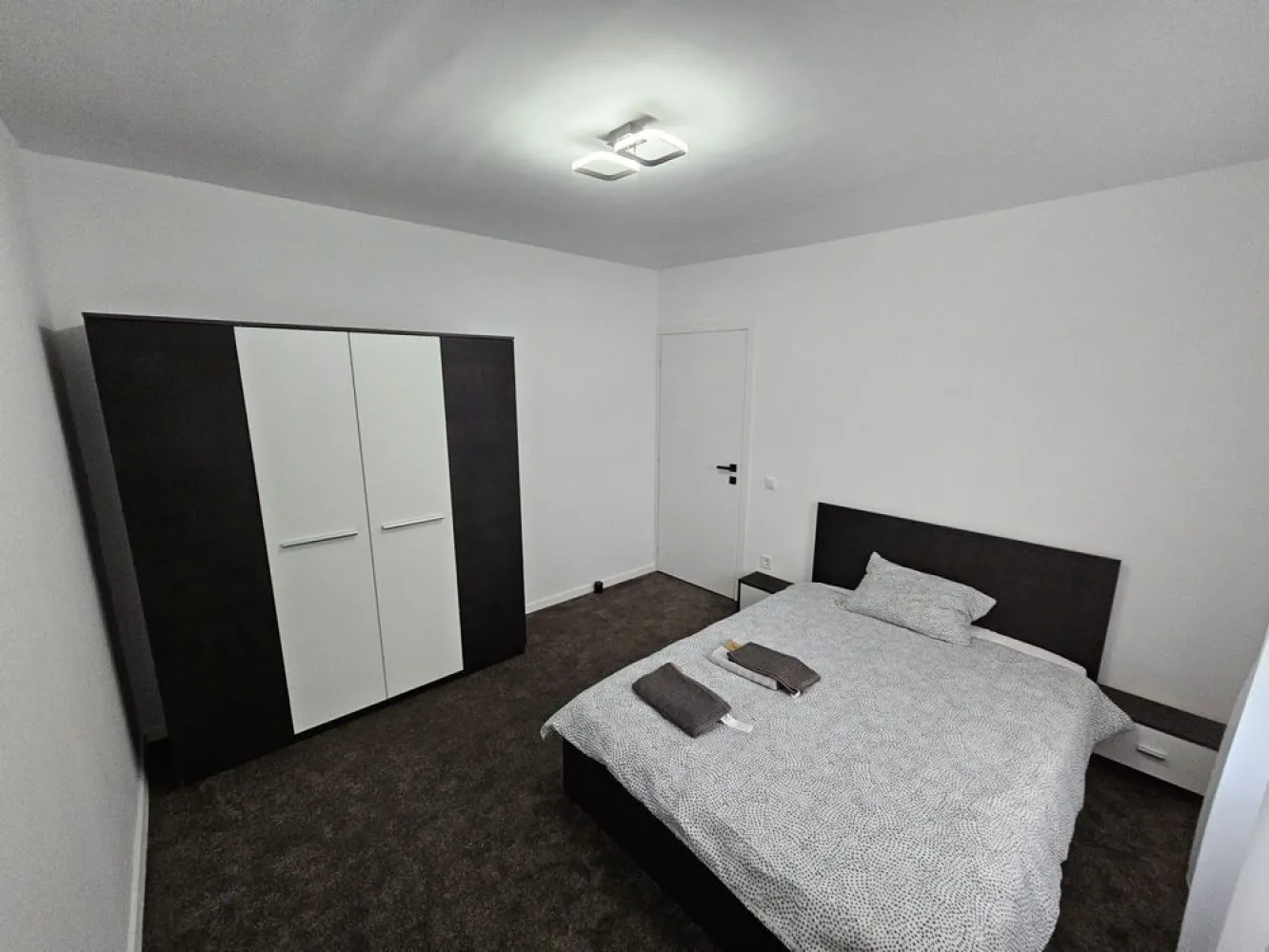 Tudor - Apartament 3 camere cu încălzire în pardoseală, 2 băi, - Mentionati ID-ul proprietatii cand apelati: CP3155931
Contact ⓪⑦②⑥ ②②③ ⑧⑧⑥ Sebastian

Vă prezentăm spre închiriere un apartament cu 3 camere situat în cartierul Tudor din Târgu Mureș, ideal pentru persoanele care își doresc confort, spațiu și acces facil către toate facilitățile urbane.

-- Situat la parter înalt
-- 3 camere
-- 2 dormitoare
-- Living spațios
-- Bucătărie complet mobilată și utilată
-- 2 băi
-- Complet mobilat și utilat
-- Încălzire în pardoseală
-- Disponibil pentru închiriere pe termen lung
-- Amplasat în zona Tudor, cu acces facil către magazine, școli, transport public și alte puncte de interes

Apartamentul oferă un nivel ridicat de confort și este pregătit pentru mutare imediată.

Pentru informații suplimentare și programarea unei vizionări, vă invităm să ne contactați.

Contact ⓪⑦②⑥ ②②③ ⑧⑧⑥ Sebastian

Comision agenție: 50% din valoarea primei chirii.