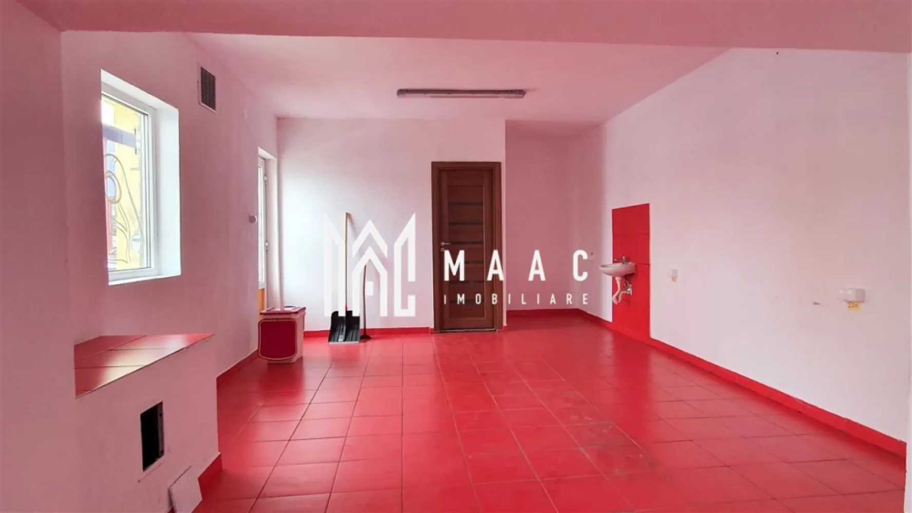 Spatiu comercial Zona Centrala | 44 MP | Parter - MAAC Imobiliare vă propune spre vânzare un spațiu comercial situat în zona centrală, cu o suprafață utilă de 44 mp, amplasat într-o locație cu vizibilitate foarte bună și trafic pietonal intens.

Spațiul beneficiază de un vad comercial excelent, fiind ideal pentru activități precum retail, birouri sau servicii. Compartimentarea este practică și permite adaptarea în funcție de necesitățile viitorului proprietar.

Proprietatea se poate preda cu chiriașii actuali, reprezentând astfel o oportunitate atractivă pentru investiție, cu venit imediat din chirii.

Poziționarea centrală oferă acces facil către principalele puncte de interes ale orașului și asigură o expunere optimă pentru orice tip de activitate comercială.

Pentru mai multe informații și programarea unei vizionări, vă rugăm să ne contactați. Va rugam specificati CP3161580