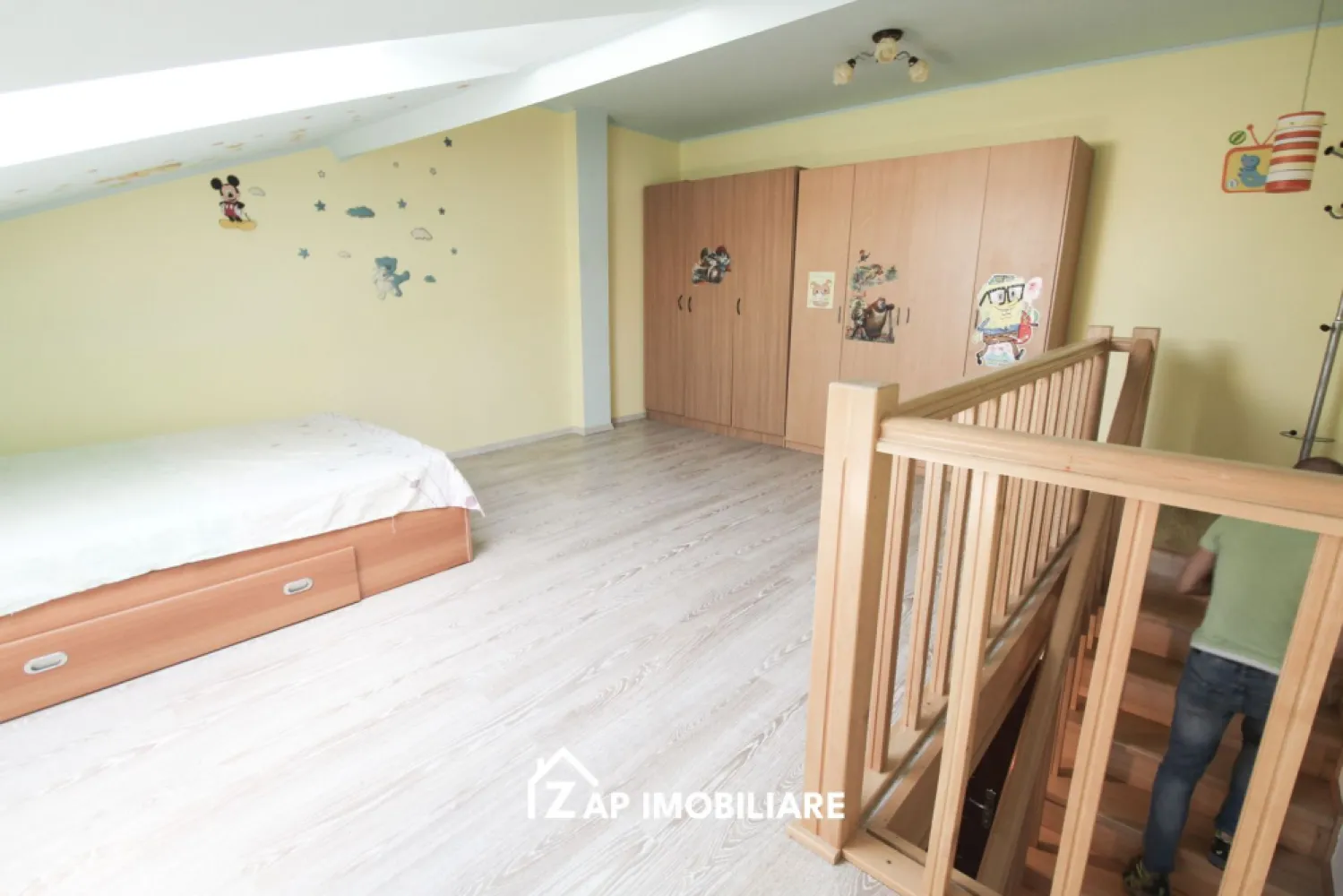 Ap 2 camere - la intrare in Sangeorgiu de Mures - Mentionati ID-ul proprietatii cand apelati: CP3148429
Contact ⓪⑦②⑥ ②②③ ⑧⑧⑥ Sebastian

Vă prezentăm un apartament deosebit, amplasat într-o zonă liniștită și aerisită din Sângeorgiu de Mureș, ideal atât pentru locuință proprie, cât și pentru investiție.

-- 70 mp utili
-- Compartimentare pe două niveluri
-- Etaj 2
-- Bloc construit în anul 2009
-- Imobil izolat termic
-- Living spațios și luminos
-- Bucătărie închisă
-- Baie
-- Balcon
-- Dormitor generos la nivelul superior
-- Aer condiționat
-- Geamuri și uși termopan
-- Parchet laminat în living și dormitor
-- Gresie și faianță în baie și bucătărie
-- Curte privată cu locuri de parcare

- Poziționare excelentă:
- acces rapid către Apollo Wellness & Băile Sărate
- foarte aproape de Spitalul Clinic Județean de Urgență
- acces facil către Spitalul Oncologic Medex
- aproape de UMFST – Universitatea de Medicină, Farmacie, Științe și Tehnologie

Poziționarea excelentă oferă acces rapid către principalele puncte de interes din zonă, fiind aproape de centre medicale, zone de relaxare și facilități educaționale. Locația liniștită și priveliștea deosebită creează un cadru perfect pentru confortul de zi cu zi.

Proprietatea reprezintă o alegere excelentă pentru locuire, dar și pentru investiție, având potențial foarte bun pentru închiriere pe termen scurt sau lung.

-- Preț: 78.000 Euro negociabil

Comision Agentie ZERO

Contact ⓪⑦②②③ ⑧⑧⑥ Sebastian