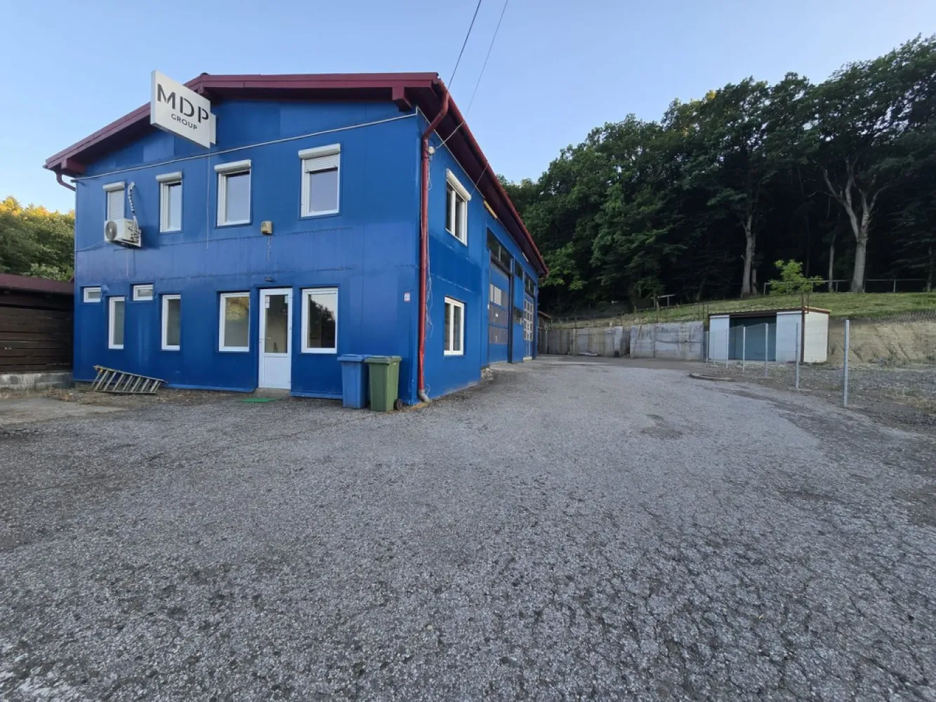 Spatiu comercial 360 mp, teren 1000 mp.4 boxe cu elevator - De închiriat spatiu comrcial in Corunca cu deschidere la E60,cu 4 locuri pentru service auto cu elevator, innaltime 4.5 m.+birouri 2 băi, 1 sală de asteptare, 1 magazie. suprafața utila de 360 mp , teren 1000 mp cu deschidere la E60 oferit de Zap Imobiliare
Detalii:
-clădirea se închiriază la prețul de 2.500 euro . nu se plateste tva
Contact 0774048706 Bogdan
- posibilitate teren extra 2500 mp pentru parcare la pretul de 450 euro
Comisionul perceput este de 50% din valoarea primei chirii.Și se percepe o singură dată!
Acest anunț nu corespunde cerințelor tale? Sună la numărul afișat în anunț și unul dintre agenții noștri te va ajuta cu alte oferte personalizate în funcție de cerințele tale.