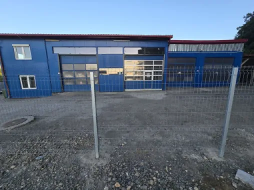 Spatiu comercial 360 mp, teren 1000 mp.4 boxe cu elevator