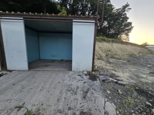 Spatiu comercial 360 mp, teren 1000 mp.4 boxe cu elevator