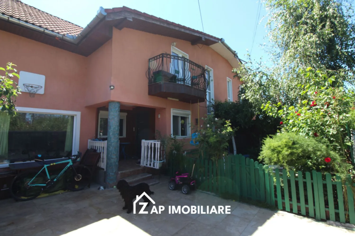 Casă 5 camere - P+M - Sangeorgiu de Mures - Zona Nordului - Mentionati ID-ul proprietatii cand apelati: CP3122666
Contact ⓪⑦②⑥ ②②③ ⑧⑧⑥ Sebastian

Casă modernă P+M cu garaj și terasă, Sângeorgiu de Mureș

Zap Imobiliare vă prezintă o casa tip duplex situată în Sângeorgiu de Mureș, pe Strada Nordului, într-o zonă liniștită și apreciată pentru accesul rapid către oraș si Spital

Imobilul este construit din cărămidă, pe fundație de beton, cu acoperiș din țiglă, având regim de înălțime P+M și o compartimentare practică, ideală pentru o familie.

-- Suprafață utilă: 107,62 mp
-- Suprafață construită desfășurată: 140,15 mp
-- Suprafață construită la sol: 70,07 mp
-- Suprafață teren: 172 mp
-- An proiect: 2006
-- Regim de înălțime: P+M

Compartimentare:

Parter:
-- Living spațios
-- Bucătărie
-- Baie
-- Antreu
-- Dormitor
-- Terasă

Mansardă:
-- 3 dormitoare
-- Baie
-- Hol
-- Garderobă
-- Balcon

Imobilul oferă un spațiu bine compartimentat și funcțional, potrivit pentru locuire permanentă sau investiție.

Comision Agentie ZERO
Pretul de vanzare este de 175000 Euro Negociabil

Contact ⓪⑦②⑥ ②②③ ⑧⑧⑥ Sebastian
