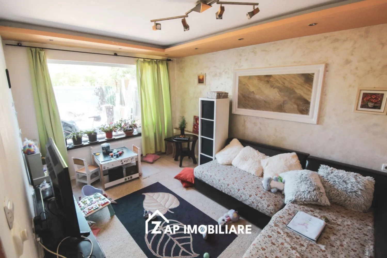 Casă 5 camere - P+M - Sangeorgiu de Mures - Zona Nordului - Mentionati ID-ul proprietatii cand apelati: CP3122666
Contact ⓪⑦②⑥ ②②③ ⑧⑧⑥ Sebastian

Casă modernă P+M cu garaj și terasă, Sângeorgiu de Mureș

Zap Imobiliare vă prezintă o casa tip duplex situată în Sângeorgiu de Mureș, pe Strada Nordului, într-o zonă liniștită și apreciată pentru accesul rapid către oraș si Spital

Imobilul este construit din cărămidă, pe fundație de beton, cu acoperiș din țiglă, având regim de înălțime P+M și o compartimentare practică, ideală pentru o familie.

-- Suprafață utilă: 107,62 mp
-- Suprafață construită desfășurată: 140,15 mp
-- Suprafață construită la sol: 70,07 mp
-- Suprafață teren: 172 mp
-- An proiect: 2006
-- Regim de înălțime: P+M

Compartimentare:

Parter:
-- Living spațios
-- Bucătărie
-- Baie
-- Antreu
-- Dormitor
-- Terasă

Mansardă:
-- 3 dormitoare
-- Baie
-- Hol
-- Garderobă
-- Balcon

Imobilul oferă un spațiu bine compartimentat și funcțional, potrivit pentru locuire permanentă sau investiție.

Comision Agentie ZERO
Pretul de vanzare este de 175000 Euro Negociabil

Contact ⓪⑦②⑥ ②②③ ⑧⑧⑥ Sebastian