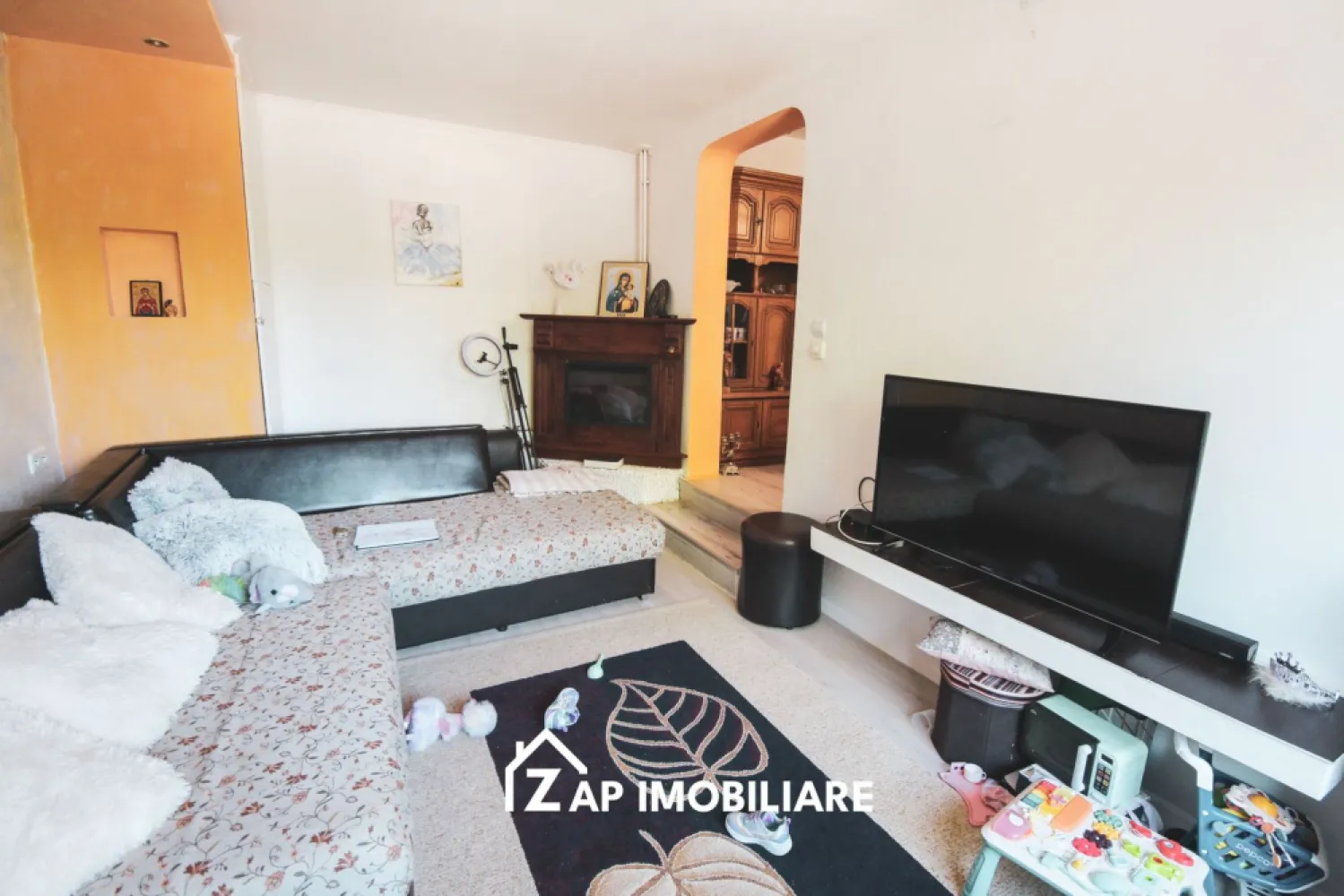 Casă 5 camere - P+M - Sangeorgiu de Mures - Zona Nordului - Mentionati ID-ul proprietatii cand apelati: CP3122666
Contact ⓪⑦②⑥ ②②③ ⑧⑧⑥ Sebastian

Casă modernă P+M cu garaj și terasă, Sângeorgiu de Mureș

Zap Imobiliare vă prezintă o casa tip duplex situată în Sângeorgiu de Mureș, pe Strada Nordului, într-o zonă liniștită și apreciată pentru accesul rapid către oraș si Spital

Imobilul este construit din cărămidă, pe fundație de beton, cu acoperiș din țiglă, având regim de înălțime P+M și o compartimentare practică, ideală pentru o familie.

-- Suprafață utilă: 107,62 mp
-- Suprafață construită desfășurată: 140,15 mp
-- Suprafață construită la sol: 70,07 mp
-- Suprafață teren: 172 mp
-- An proiect: 2006
-- Regim de înălțime: P+M

Compartimentare:

Parter:
-- Living spațios
-- Bucătărie
-- Baie
-- Antreu
-- Dormitor
-- Terasă

Mansardă:
-- 3 dormitoare
-- Baie
-- Hol
-- Garderobă
-- Balcon

Imobilul oferă un spațiu bine compartimentat și funcțional, potrivit pentru locuire permanentă sau investiție.

Comision Agentie ZERO
Pretul de vanzare este de 175000 Euro Negociabil

Contact ⓪⑦②⑥ ②②③ ⑧⑧⑥ Sebastian