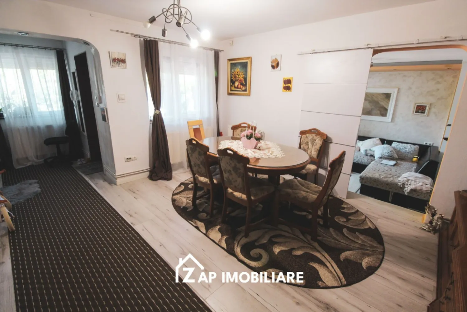 Casă 5 camere - P+M - Sangeorgiu de Mures - Zona Nordului - Mentionati ID-ul proprietatii cand apelati: CP3122666
Contact ⓪⑦②⑥ ②②③ ⑧⑧⑥ Sebastian

Casă modernă P+M cu garaj și terasă, Sângeorgiu de Mureș

Zap Imobiliare vă prezintă o casa tip duplex situată în Sângeorgiu de Mureș, pe Strada Nordului, într-o zonă liniștită și apreciată pentru accesul rapid către oraș si Spital

Imobilul este construit din cărămidă, pe fundație de beton, cu acoperiș din țiglă, având regim de înălțime P+M și o compartimentare practică, ideală pentru o familie.

-- Suprafață utilă: 107,62 mp
-- Suprafață construită desfășurată: 140,15 mp
-- Suprafață construită la sol: 70,07 mp
-- Suprafață teren: 172 mp
-- An proiect: 2006
-- Regim de înălțime: P+M

Compartimentare:

Parter:
-- Living spațios
-- Bucătărie
-- Baie
-- Antreu
-- Dormitor
-- Terasă

Mansardă:
-- 3 dormitoare
-- Baie
-- Hol
-- Garderobă
-- Balcon

Imobilul oferă un spațiu bine compartimentat și funcțional, potrivit pentru locuire permanentă sau investiție.

Comision Agentie ZERO
Pretul de vanzare este de 175000 Euro Negociabil

Contact ⓪⑦②⑥ ②②③ ⑧⑧⑥ Sebastian