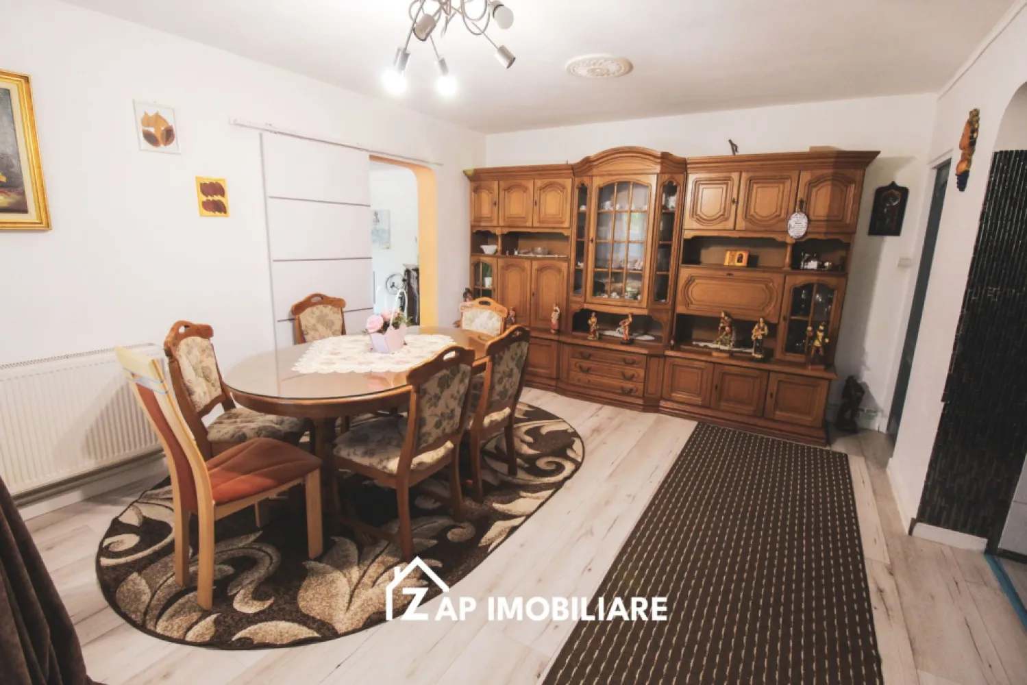 Casă 5 camere - P+M - Sangeorgiu de Mures - Zona Nordului - Mentionati ID-ul proprietatii cand apelati: CP3122666
Contact ⓪⑦②⑥ ②②③ ⑧⑧⑥ Sebastian

Casă modernă P+M cu garaj și terasă, Sângeorgiu de Mureș

Zap Imobiliare vă prezintă o casa tip duplex situată în Sângeorgiu de Mureș, pe Strada Nordului, într-o zonă liniștită și apreciată pentru accesul rapid către oraș si Spital

Imobilul este construit din cărămidă, pe fundație de beton, cu acoperiș din țiglă, având regim de înălțime P+M și o compartimentare practică, ideală pentru o familie.

-- Suprafață utilă: 107,62 mp
-- Suprafață construită desfășurată: 140,15 mp
-- Suprafață construită la sol: 70,07 mp
-- Suprafață teren: 172 mp
-- An proiect: 2006
-- Regim de înălțime: P+M

Compartimentare:

Parter:
-- Living spațios
-- Bucătărie
-- Baie
-- Antreu
-- Dormitor
-- Terasă

Mansardă:
-- 3 dormitoare
-- Baie
-- Hol
-- Garderobă
-- Balcon

Imobilul oferă un spațiu bine compartimentat și funcțional, potrivit pentru locuire permanentă sau investiție.

Comision Agentie ZERO
Pretul de vanzare este de 175000 Euro Negociabil

Contact ⓪⑦②⑥ ②②③ ⑧⑧⑥ Sebastian