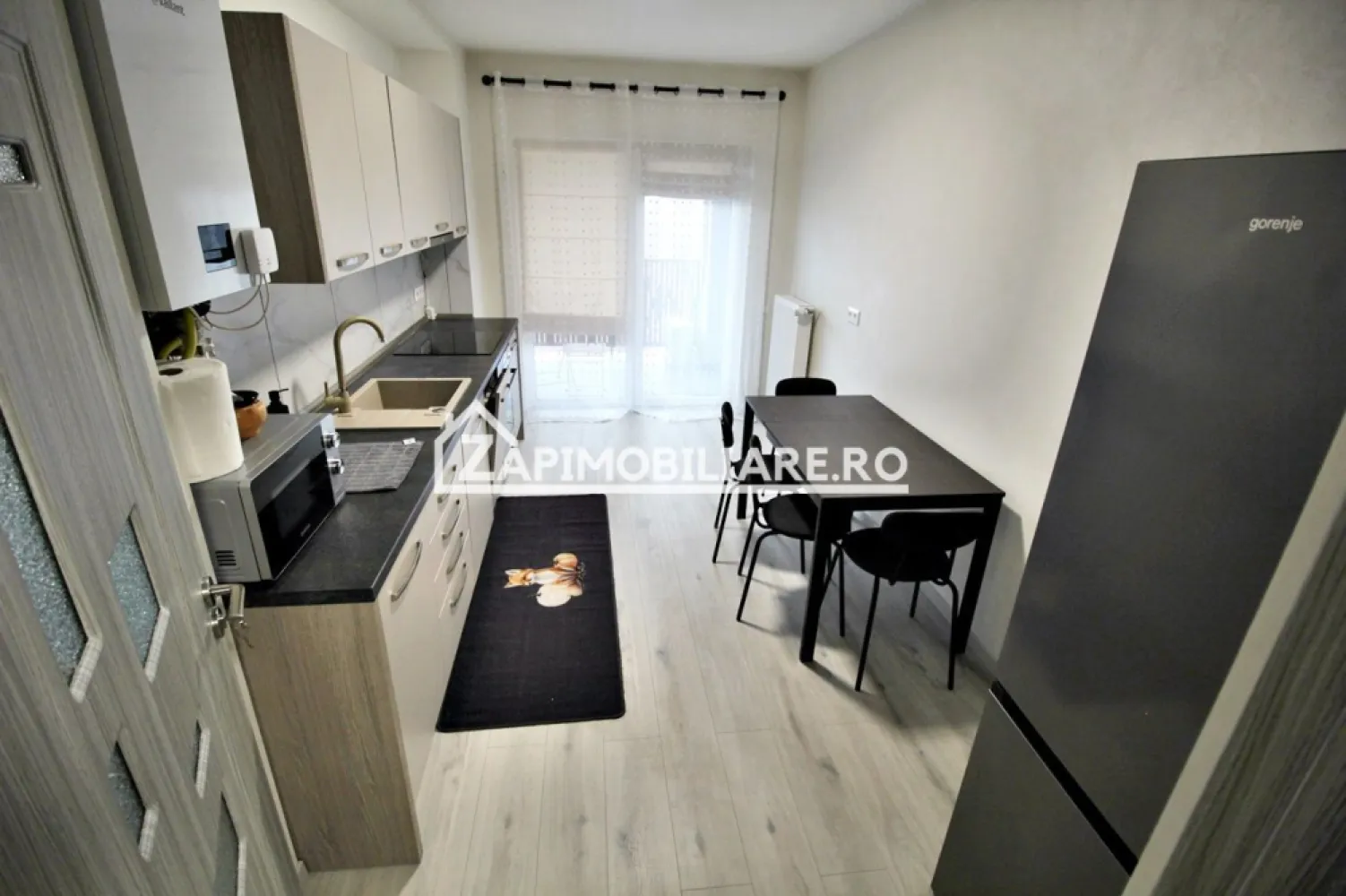 Apartament 1 camera in bloc NOU,46 mp,1 parcare privată - De închiriat apartament 1 cameră in bloc nou, decomandat confort 1, situat în cartierul Tudor, strada Livezeni, suprafață utilă de 46 mp, situat la etajul 3 din 6 oferit de Zap Imobiliare.
Detalii: 
- 1 dormitor, 1 bucătărie, 1 baie, 1 balcon, 1 debara,1 hol, 1 parcare privată
- centrală termică, calorifere, geamuri termopan, ușă metalică.
- masina de spalat rufe, frigider.aragaz,masina de spalat vase
Contact 0774048706 Bogdan
Proprietatea se află într-o zonă cu un confort deosebit, datorită amplasării în imediata apropiere a tot ceea ce înseamnă viață modernă, și anume: mijloace de transport în comun, magazine, unități de învățământ de toate gradele, piață, parc, bănci, farmacii, s.a.
Locuința se închiriază mobilată și utilată la prețul de 400 Euro 
Comisionul perceput este de 50% din valoarea primei chirii si se plateste o singura data in momentul semnarii contractului de inchiriere.
Contact 0774048706 Bogdan
Acest anunț nu corespunde cerințelor tale? Sună la numărul afișat în anunț și unul dintre agenții noștri te va ajuta cu alte oferte personalizate în funcție de cerințele tale.