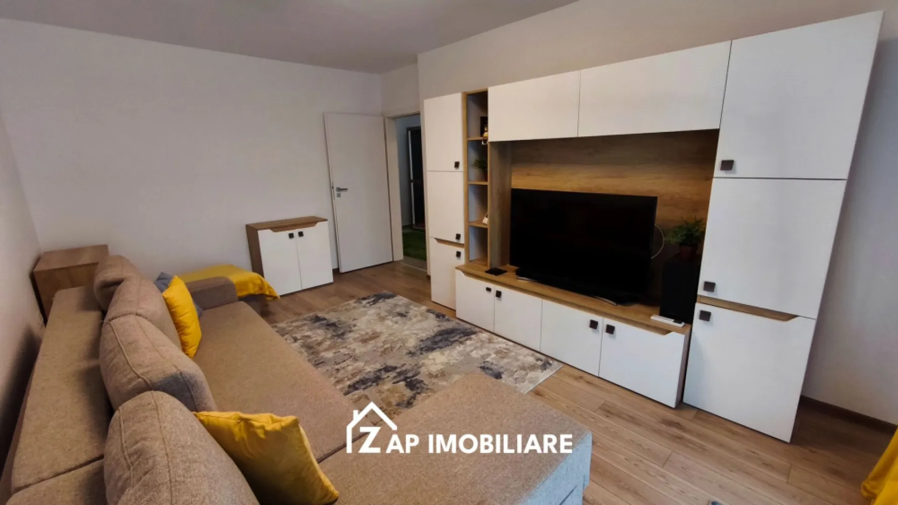Studio premium mobilat, parcare și boxă incluse, Complex Maurer - Mentionati ID-ul proprietatii cand apelati: CP3125242
Contact ⓪⑦②⑥ ②②③ ⑧⑧⑥ Sebastian

Studio modern de închiriat în Complex Maurer – confort, funcționalitate și locație excelentă

Vă prezentăm spre închiriere un apartament tip studio, cu suprafața de 40 mp, situat în cadrul Complexului Maurer, una dintre cele mai apreciate zone rezidențiale din Târgu Mureș, modernă, complet dezvoltată și cu acces facil către punctele de interes ale orașului.

Apartamentul este amplasat la etajul 4 și beneficiază de o compartimentare practică și eficientă:

-- Living luminos cu zonă de dormit
-- Bucătărie separată
-- Baie
-- Balcon deschis
-- Boxă la subsol inclusă în preț
-- Loc de parcare suprateran inclus în preț

Locuința este complet mobilată și utilată modern, fiind pregătită pentru mutare imediată.

Dotări și beneficii:

-- Bucătărie complet echipată cu plită cu inducție, cuptor încorporat și hotă Whirlpool
-- Mașină de spălat vase încorporată Whirlpool
-- Televizor Samsung
-- Soundbar Samsung
-- Centrală termică proprie Ariston
-- Aer condiționat Daikin
-- Spații de depozitare bine optimizate
-- Finisaje moderne și de calitate

Preț chirie: 350 Euro/lună + garanție

Comision agenție: 50% din valoarea primei chirii

Contact ⓪⑦②⑥ ②②③ ⑧⑧⑥ Sebastian