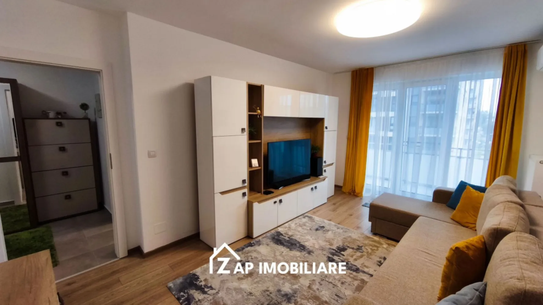 Studio premium mobilat, parcare și boxă incluse, Complex Maurer - Mentionati ID-ul proprietatii cand apelati: CP3125242
Contact ⓪⑦②⑥ ②②③ ⑧⑧⑥ Sebastian

Studio modern de închiriat în Complex Maurer – confort, funcționalitate și locație excelentă

Vă prezentăm spre închiriere un apartament tip studio, cu suprafața de 40 mp, situat în cadrul Complexului Maurer, una dintre cele mai apreciate zone rezidențiale din Târgu Mureș, modernă, complet dezvoltată și cu acces facil către punctele de interes ale orașului.

Apartamentul este amplasat la etajul 4 și beneficiază de o compartimentare practică și eficientă:

-- Living luminos cu zonă de dormit
-- Bucătărie separată
-- Baie
-- Balcon deschis
-- Boxă la subsol inclusă în preț
-- Loc de parcare suprateran inclus în preț

Locuința este complet mobilată și utilată modern, fiind pregătită pentru mutare imediată.

Dotări și beneficii:

-- Bucătărie complet echipată cu plită cu inducție, cuptor încorporat și hotă Whirlpool
-- Mașină de spălat vase încorporată Whirlpool
-- Televizor Samsung
-- Soundbar Samsung
-- Centrală termică proprie Ariston
-- Aer condiționat Daikin
-- Spații de depozitare bine optimizate
-- Finisaje moderne și de calitate

Preț chirie: 350 Euro/lună + garanție

Comision agenție: 50% din valoarea primei chirii

Contact ⓪⑦②⑥ ②②③ ⑧⑧⑥ Sebastian