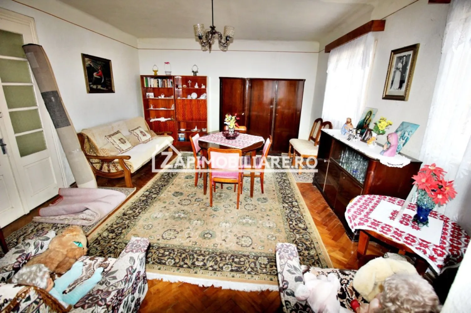 Casa 3 camere,102 mp, 1330 mp teren, 0% comision - Contact 0774048706 Bogdan
De vânzare casă, singur în curte, 3 camere,1 baie, 1 garaj, 1 magazie, 1 camară, 1 debara, situată în cartierul Unirii, suprafața utilă de 102 mp amplasată pe un teren cu suprafața de 1330 mp, cu o deschidere la drum de 17 ml.
Compartimentare:
- 1 living, 1 bucătărie, 1 baie,2 dormitoare, 1debara, 1 camară, 1 terasă, 1 garaj, 1 magazie

Detalii:
- centrală termică, calorifere, geamuri termopan, 
- fundația casei are o adâncime de 1 m, pereții sunt din cărămidă, acoperișul de țiglă.
- anul construcției1950

Utilitați:
- curent, apă, gaz, canalizare

Casa se vinde la prețul de 245.000 Euro negociabil. Comision ZERO!
Contact 0774048706 Bogdan
Daca vă place această ofertă sau pentru alte informații sunați la numărul de contact din anunț! 
Compania Zap Imobiliare vă pune la dispoziție toate actele și documentele necesare alături de asistență și consiliere permanentă până la finalizarea achiziției imobiliare. 
Ne dorim să îți oferim cea mai plăcută experiență, îndeplinim vise cu pereți!
