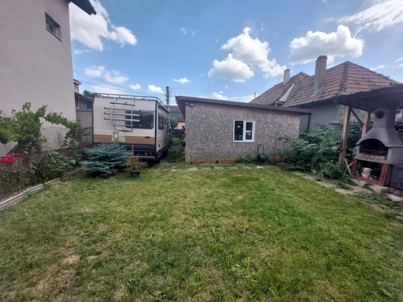 Casa 2 camere, 50mp,483 mp teren,0% comision - Contact 0774048706 Bogdan
De vânzare casă, veche cu proiect constructie noua 100 mp. singur în curte, 1 cameră ,1 bucatarie complet utilată , 1 baie,1garaj+ copertine auto,1 magazie, situată în Cristesti, suprafața utilă de 50 mp amplasată pe un teren cu suprafața de 483 mp,

Utilitați:
- curent, apă, gaz, canalizare

Casa se vinde la prețul de 69.000 Euro negociabil. Comision ZERO!
Contact 0774048706 Bogdan
Daca vă place această ofertă sau pentru alte informații sunați la numărul de contact din anunț! 
Compania Zap Imobiliare vă pune la dispoziție toate actele și documentele necesare alături de asistență și consiliere permanentă până la finalizarea achiziției imobiliare. 
Ne dorim să îți oferim cea mai plăcută experiență, îndeplinim vise cu pereți!