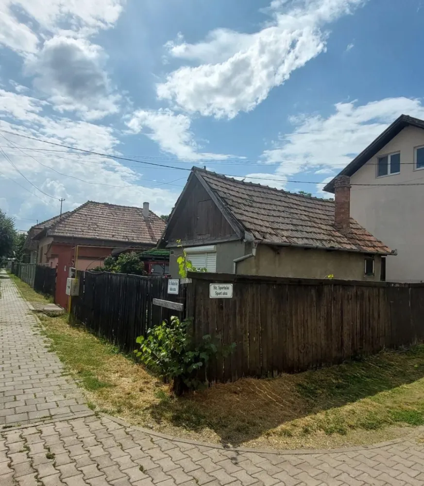 Casa 2 camere, 50mp,483 mp teren,0% comision - Contact 0774048706 Bogdan
De vânzare casă, veche cu proiect constructie noua 100 mp. singur în curte, 1 cameră ,1 bucatarie complet utilată , 1 baie,1garaj+ copertine auto,1 magazie, situată în Cristesti, suprafața utilă de 50 mp amplasată pe un teren cu suprafața de 483 mp,

Utilitați:
- curent, apă, gaz, canalizare

Casa se vinde la prețul de 69.000 Euro negociabil. Comision ZERO!
Contact 0774048706 Bogdan
Daca vă place această ofertă sau pentru alte informații sunați la numărul de contact din anunț! 
Compania Zap Imobiliare vă pune la dispoziție toate actele și documentele necesare alături de asistență și consiliere permanentă până la finalizarea achiziției imobiliare. 
Ne dorim să îți oferim cea mai plăcută experiență, îndeplinim vise cu pereți!
