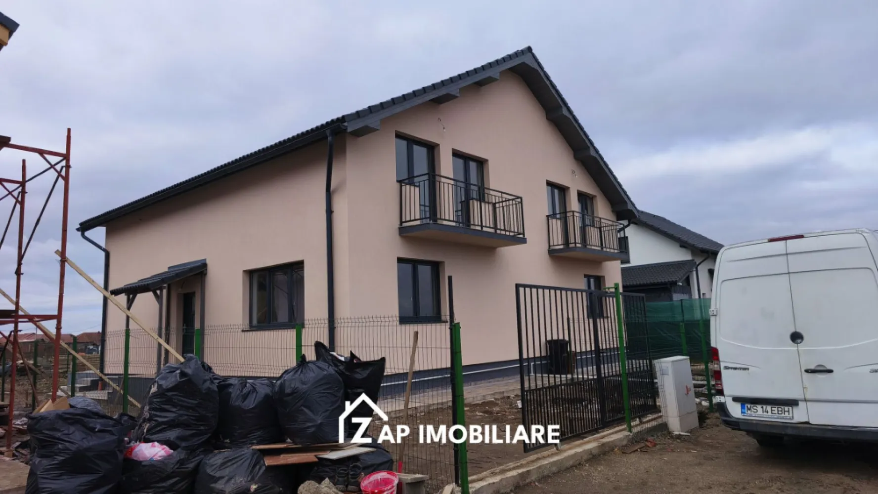Casa la cheie 4 camere - Sângeorgiu de Mures - Mentionati ID-ul proprietatii cand apelati: CP2148272
Contact ⓪⑦②⑥ ②②③ ⑧⑧⑥ Sebastian
De vânzare duplex, singur în curte 4 camere situată în Sângeorgiu de Mures, suprafața utilă de 130.mp amplasată pe un teren cu suprafața de 300 mp,
Compartimentare:
- la parter: terasa la intrare, hol, living, bucatarie, camara, baie, terasa la iesire din living.
- la etaj: 3 dormitoare, 1 baie, 1 balcon.

Detalii:
- centrală termică, calorifere, geamuri termopan, ușă termopan
- fundația casei are o adâncime de 1 m, pereții sunt din cărămidă, acoperișul de țiglă izolată cu polistiren de 10 cm.
- anul construcției 2026
Utilitați:
- curent, apă, gaz, canalizare

Pret la cheie 169000 TVA inclus
Pret la semifinisat 157000Euro TVA inclus
Comision zero!
Contact ⓪⑦②⑥ ②②③ ⑧⑧⑥ Sebastian