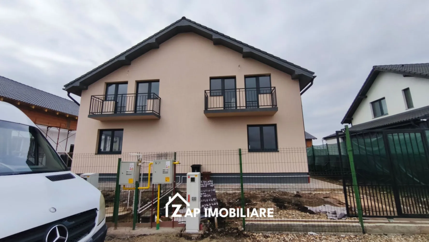 Casa la cheie 4 camere - Sângeorgiu de Mures - Mentionati ID-ul proprietatii cand apelati: CP2148272
Contact ⓪⑦②⑥ ②②③ ⑧⑧⑥ Sebastian
De vânzare duplex, singur în curte 4 camere situată în Sângeorgiu de Mures, suprafața utilă de 130.mp amplasată pe un teren cu suprafața de 300 mp,
Compartimentare:
- la parter: terasa la intrare, hol, living, bucatarie, camara, baie, terasa la iesire din living.
- la etaj: 3 dormitoare, 1 baie, 1 balcon.

Detalii:
- centrală termică, calorifere, geamuri termopan, ușă termopan
- fundația casei are o adâncime de 1 m, pereții sunt din cărămidă, acoperișul de țiglă izolată cu polistiren de 10 cm.
- anul construcției 2026
Utilitați:
- curent, apă, gaz, canalizare

Pret la cheie 169000 TVA inclus
Pret la semifinisat 157000Euro TVA inclus
Comision zero!
Contact ⓪⑦②⑥ ②②③ ⑧⑧⑥ Sebastian