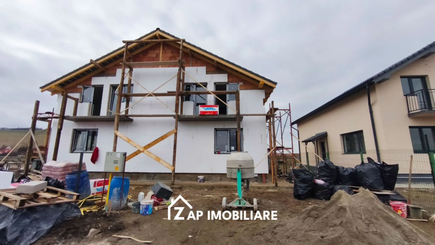 Casa la cheie 4 camere - Sângeorgiu de Mures - Mentionati ID-ul proprietatii cand apelati: CP2148272
Contact ⓪⑦②⑥ ②②③ ⑧⑧⑥ Sebastian
De vânzare duplex, singur în curte 4 camere situată în Sângeorgiu de Mures, suprafața utilă de 130.mp amplasată pe un teren cu suprafața de 300 mp,
Compartimentare:
- la parter: terasa la intrare, hol, living, bucatarie, camara, baie, terasa la iesire din living.
- la etaj: 3 dormitoare, 1 baie, 1 balcon.

Detalii:
- centrală termică, calorifere, geamuri termopan, ușă termopan
- fundația casei are o adâncime de 1 m, pereții sunt din cărămidă, acoperișul de țiglă izolată cu polistiren de 10 cm.
- anul construcției 2026
Utilitați:
- curent, apă, gaz, canalizare

Pret la cheie 169000 TVA inclus
Pret la semifinisat 157000Euro TVA inclus
Comision zero!
Contact ⓪⑦②⑥ ②②③ ⑧⑧⑥ Sebastian