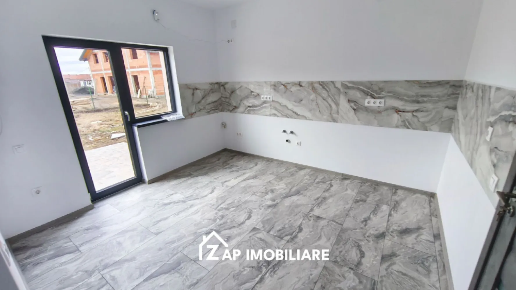Casa la cheie 4 camere - Sângeorgiu de Mures - Mentionati ID-ul proprietatii cand apelati: CP2148272
Contact ⓪⑦②⑥ ②②③ ⑧⑧⑥ Sebastian
De vânzare duplex, singur în curte 4 camere situată în Sângeorgiu de Mures, suprafața utilă de 130.mp amplasată pe un teren cu suprafața de 300 mp,
Compartimentare:
- la parter: terasa la intrare, hol, living, bucatarie, camara, baie, terasa la iesire din living.
- la etaj: 3 dormitoare, 1 baie, 1 balcon.

Detalii:
- centrală termică, calorifere, geamuri termopan, ușă termopan
- fundația casei are o adâncime de 1 m, pereții sunt din cărămidă, acoperișul de țiglă izolată cu polistiren de 10 cm.
- anul construcției 2026
Utilitați:
- curent, apă, gaz, canalizare

Pret la cheie 169000 TVA inclus
Pret la semifinisat 157000Euro TVA inclus
Comision zero!
Contact ⓪⑦②⑥ ②②③ ⑧⑧⑥ Sebastian