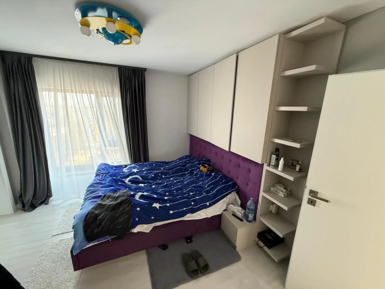 Apartament bloc NOU,4 camere,3 bai,2 terase,parcare privată - Contact 0774048706 Bogdan
De vânzare apartament in bloc nou, 4 camere 3 bai, 2 terase, 1 dressig, confort 1 , situat în zona Gheoghe Doja, suprafață utilă de 145 mp, situat la etajul 6 din 6 oferit de Zap Imobiliare 
Detalii: 
- 1 living, 3 dormitoare, 1 dressing,1 bucătărie, 3 bai, 2 terase, 1 hol
- centrală termică, calorifere, geamuri termopan, ușă metalică.
- masina de spalat rufe, frigider.aragaz, aer conditionat, masina de spalat vase, Jacuzzi.
- 1 parcare privată
- mobilat si utilat
Proprietatea se află într-o zonă cu un confort deosebit, datorită amplasării în imediata apropiere a tot ceea ce înseamnă viață modernă, și anume: mijloace de transport în comun, magazine, unități de învățământ de toate gradele, piață, parc, bănci, farmacii, s.a.
Locuința se vinde mobilată și utilată la prețul de 250.000 Euro + tva Comisionul este ZERO!
Contact 0774048706 Bogdan

Dacă vă place această ofertă - sau pentru alte informații sunați la numărul de contact din anunț! 
Compania Zap Imobiliare vă pune la dispoziție toate informațiile, actele și documentele necesare alături de asistență și consiliere permanentă până la finalizarea achiziției imobiliare. Ne dorim să îți oferim cea mai plăcută experiență, îndeplinim vise cu pereți!