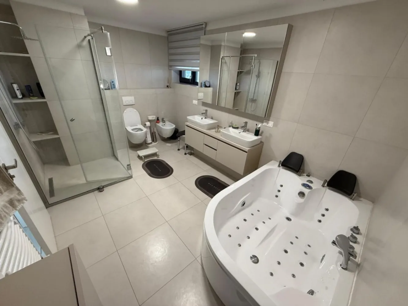 Apartament bloc NOU,4 camere,3 bai,2 terase,parcare privată - Contact 0774048706 Bogdan
De vânzare apartament in bloc nou, 4 camere 3 bai, 2 terase, 1 dressig, confort 1 , situat în zona Gheoghe Doja, suprafață utilă de 145 mp, situat la etajul 6 din 6 oferit de Zap Imobiliare 
Detalii: 
- 1 living, 3 dormitoare, 1 dressing,1 bucătărie, 3 bai, 2 terase, 1 hol
- centrală termică, calorifere, geamuri termopan, ușă metalică.
- masina de spalat rufe, frigider.aragaz, aer conditionat, masina de spalat vase, Jacuzzi.
- 1 parcare privată
- mobilat si utilat
Proprietatea se află într-o zonă cu un confort deosebit, datorită amplasării în imediata apropiere a tot ceea ce înseamnă viață modernă, și anume: mijloace de transport în comun, magazine, unități de învățământ de toate gradele, piață, parc, bănci, farmacii, s.a.
Locuința se vinde mobilată și utilată la prețul de 250.000 Euro + tva Comisionul este ZERO!
Contact 0774048706 Bogdan

Dacă vă place această ofertă - sau pentru alte informații sunați la numărul de contact din anunț! 
Compania Zap Imobiliare vă pune la dispoziție toate informațiile, actele și documentele necesare alături de asistență și consiliere permanentă până la finalizarea achiziției imobiliare. Ne dorim să îți oferim cea mai plăcută experiență, îndeplinim vise cu pereți!